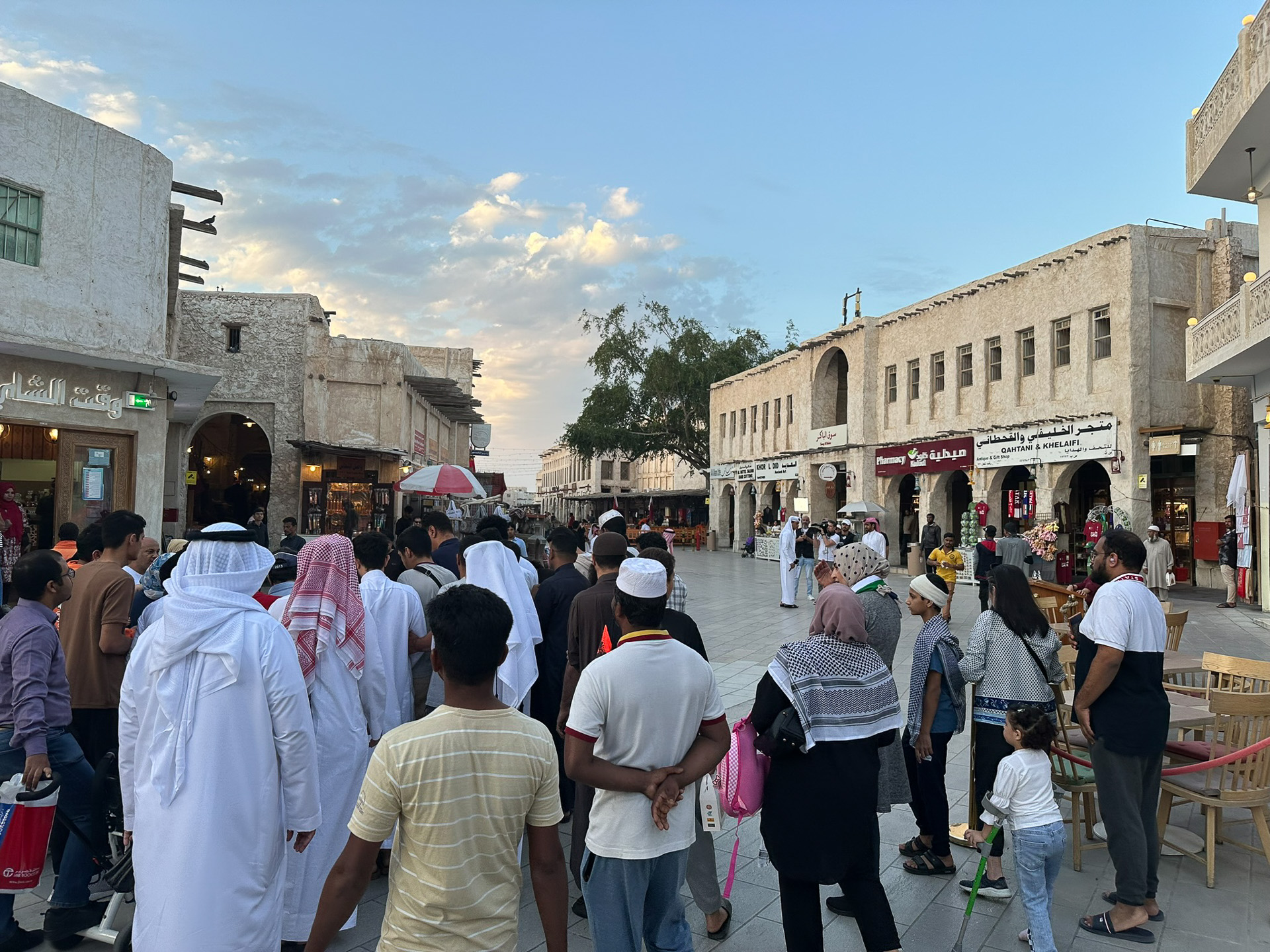 スークの様子。写真を見ていただくと分かるが、街中がとにかくきれい