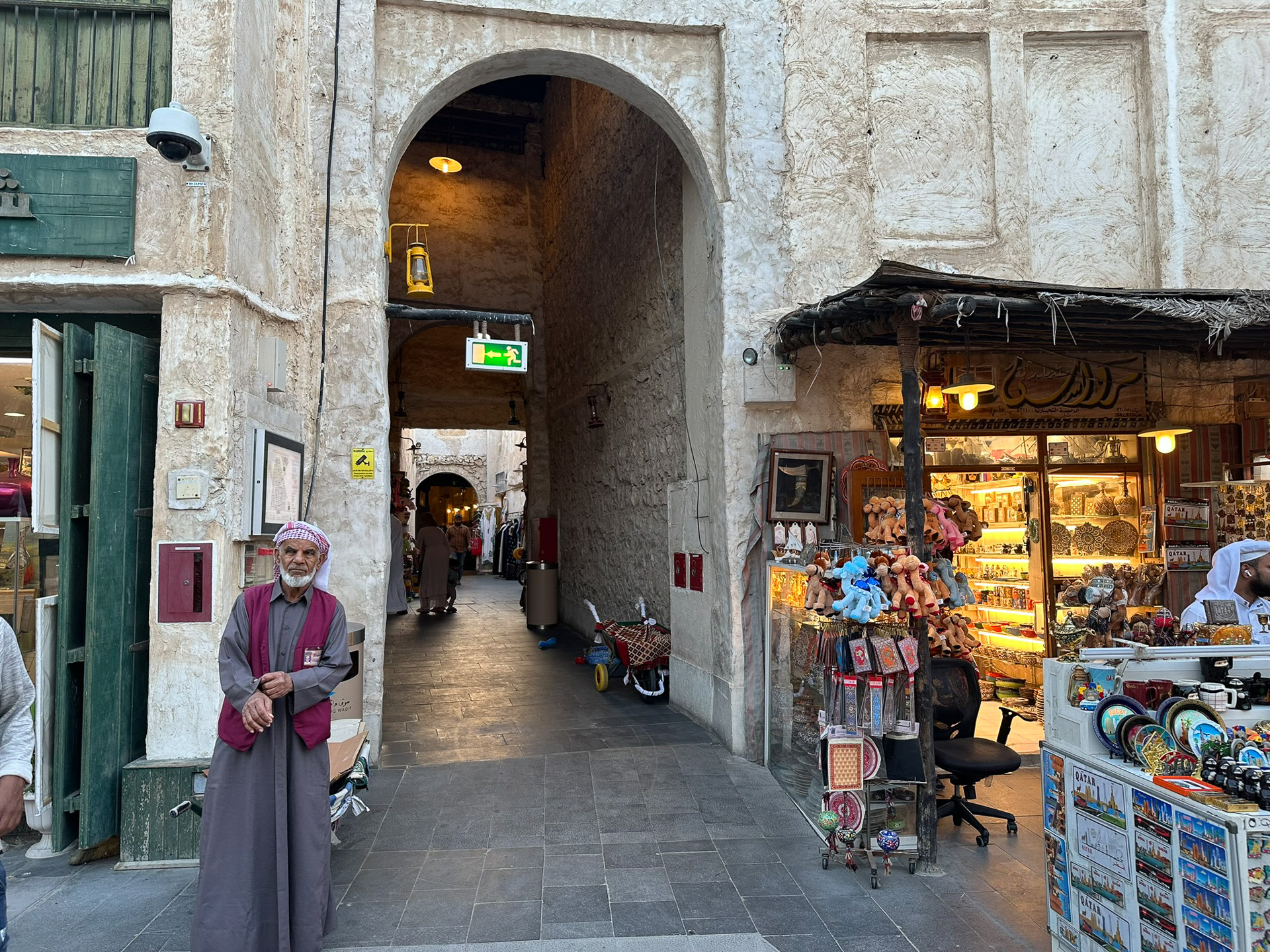 スークの様子。写真を見ていただくと分かるが、街中がとにかくきれい