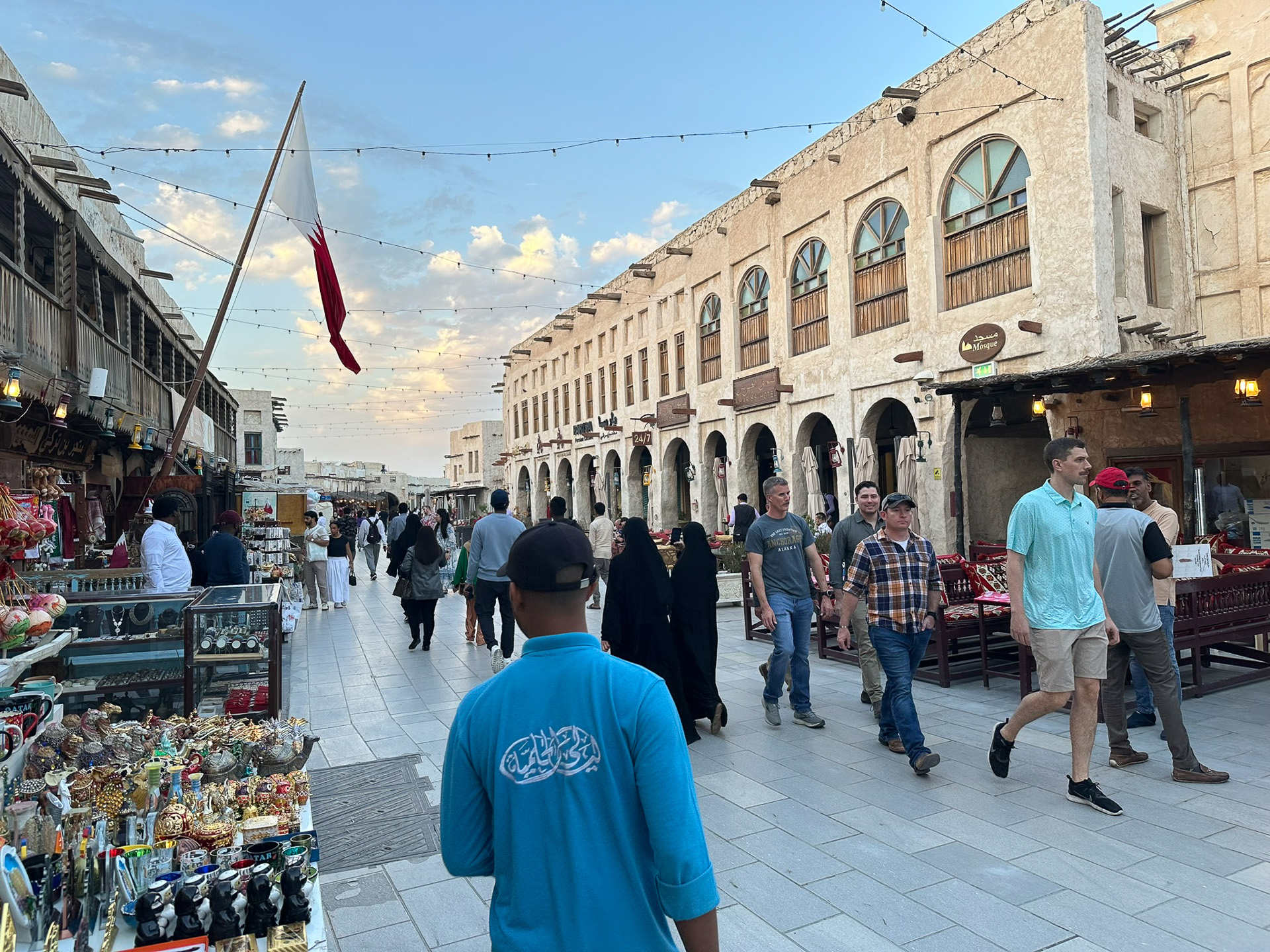 スークの様子。写真を見ていただくと分かるが、街中がとにかくきれい