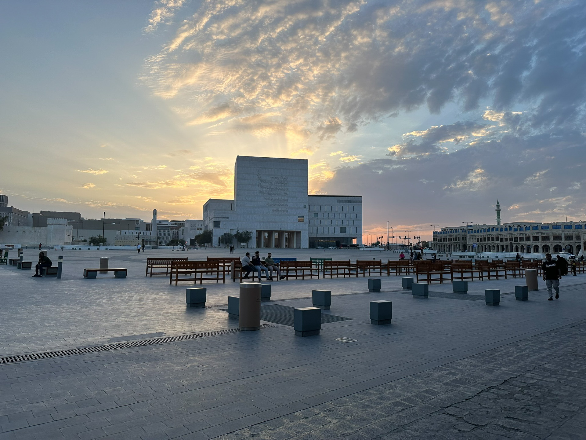 スークの様子。写真を見ていただくと分かるが、街中がとにかくきれい