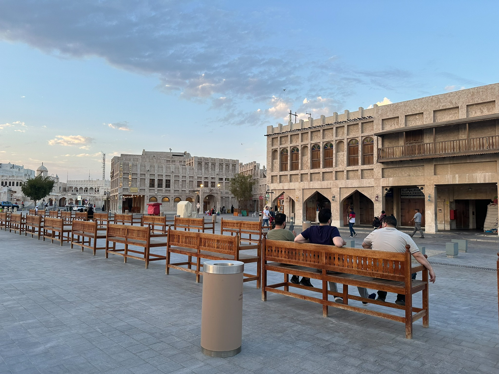 スークの様子。写真を見ていただくと分かるが、街中がとにかくきれい