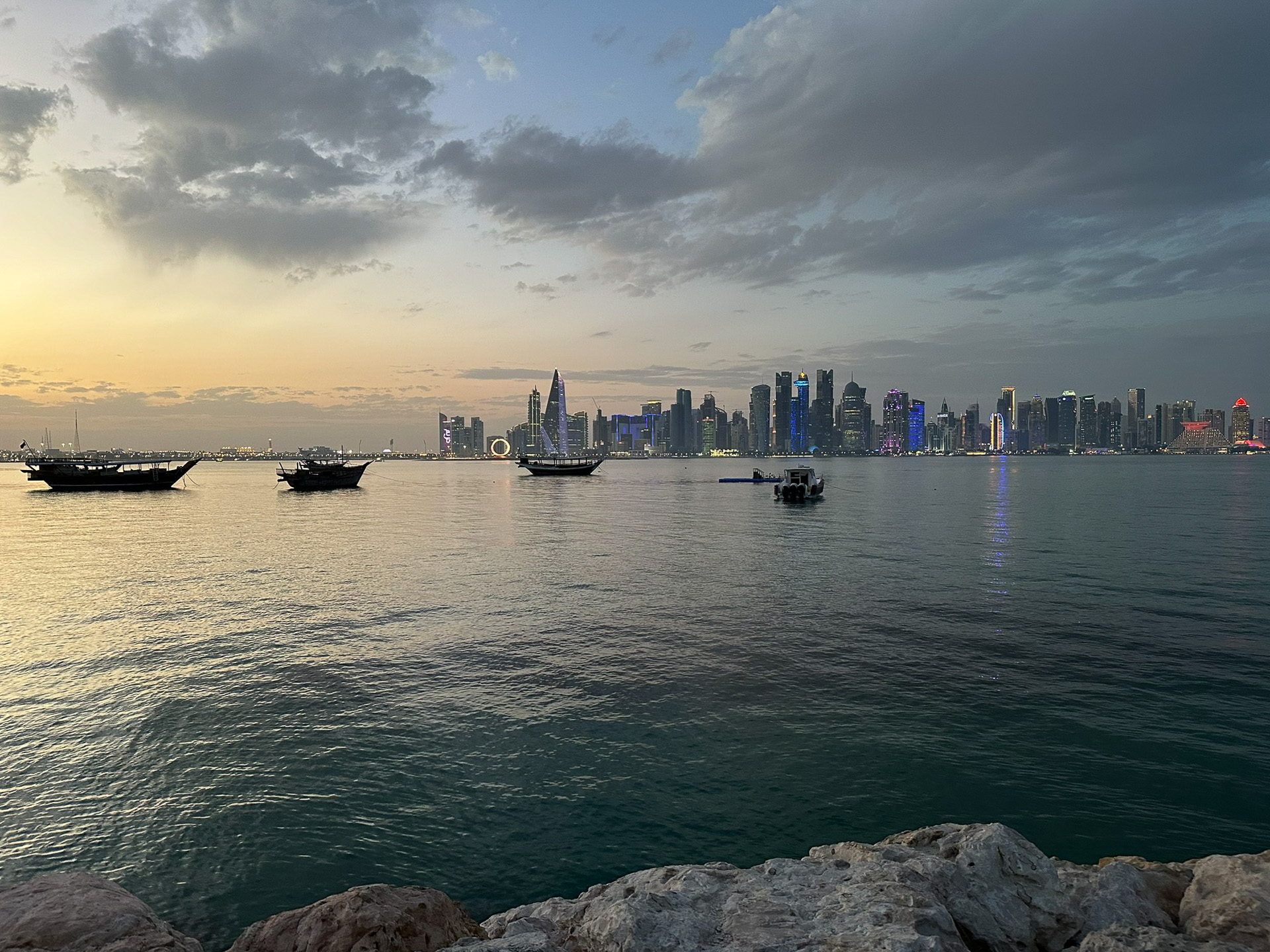 スークの端にあるビュースポット。ウエストベイエリアのビル群が見える