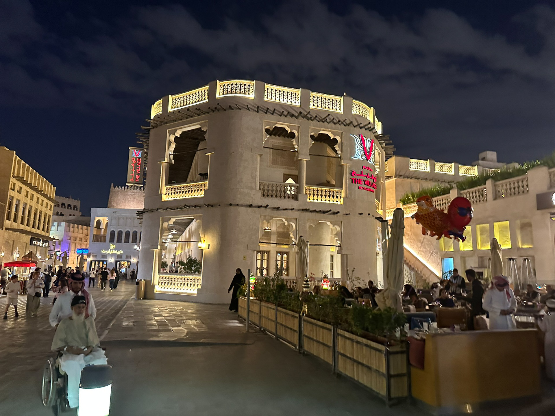 夕食はスークのレストラン「THE VILLAGE」でビュッフェをいただいた