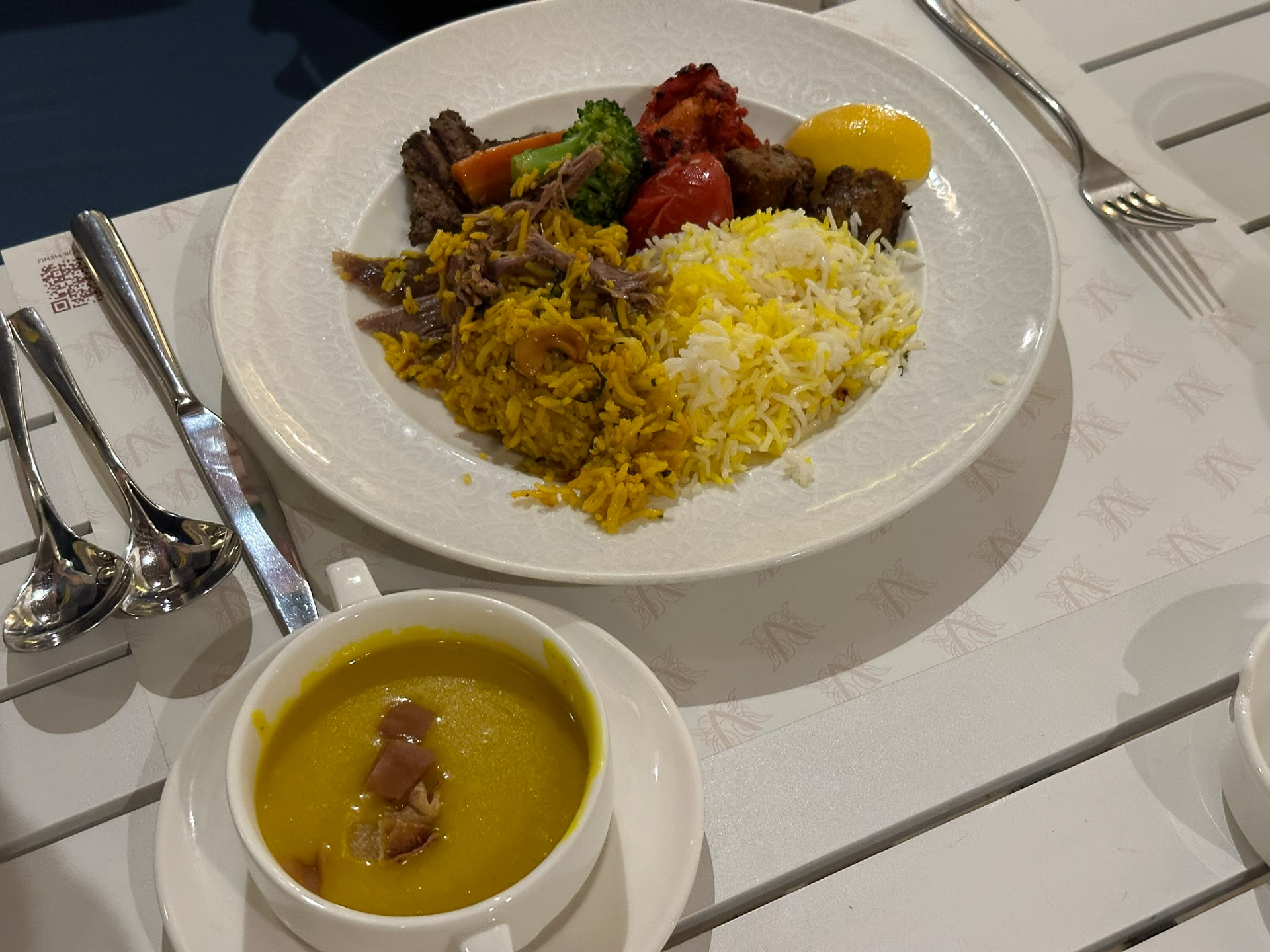 お腹に貯まる肉料理、ご飯物がたくさん