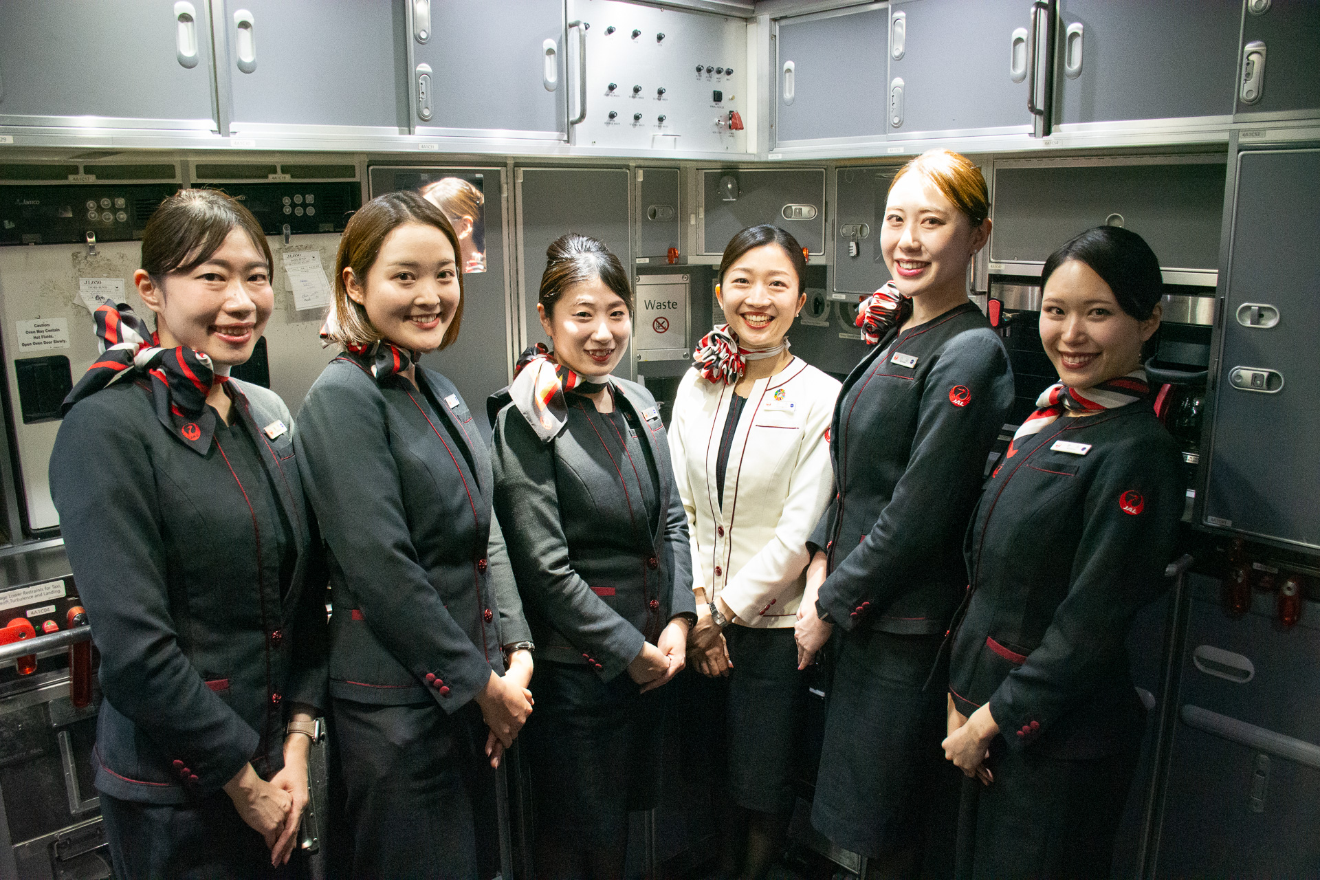 中央の白いジャケットが帰国便のチーフパーサー吉本さん。Halwa Al Saigalのバクラヴァは次回のお土産候補