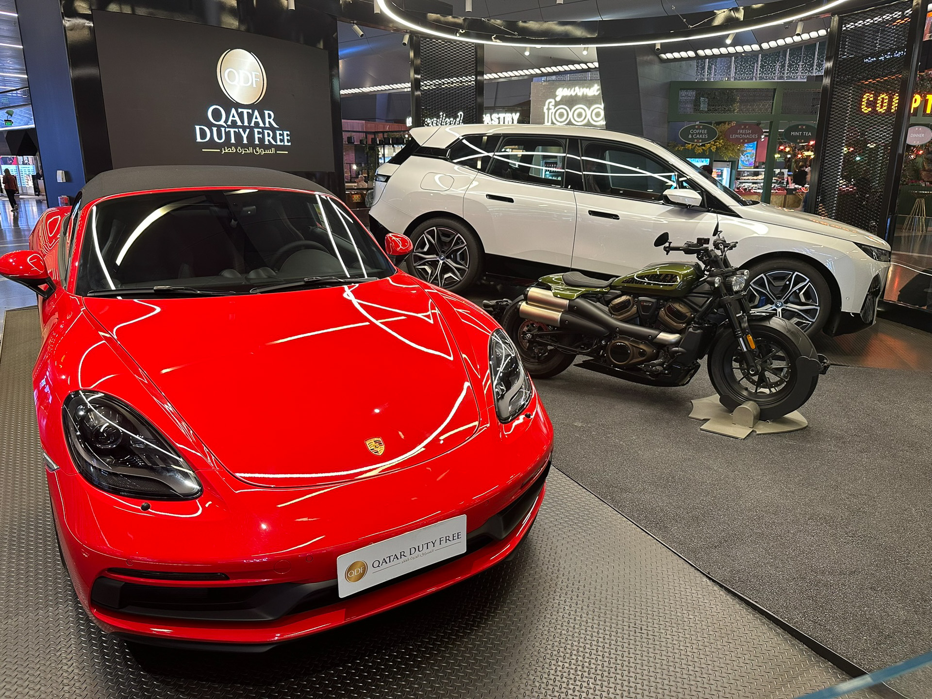 免税店でクルマを売っているのかと思いきや、高級車の当たる宝くじとのこと。スケールが違い過ぎる