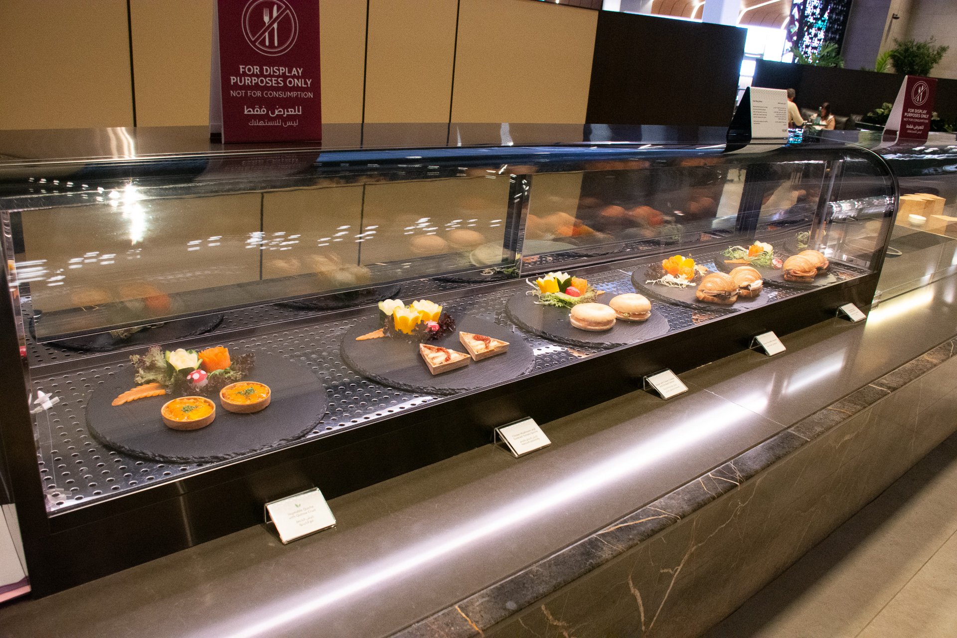 空港ラウンジと聞いて想像するような軽食はもちろん、本格的なダイニングとバーも備える