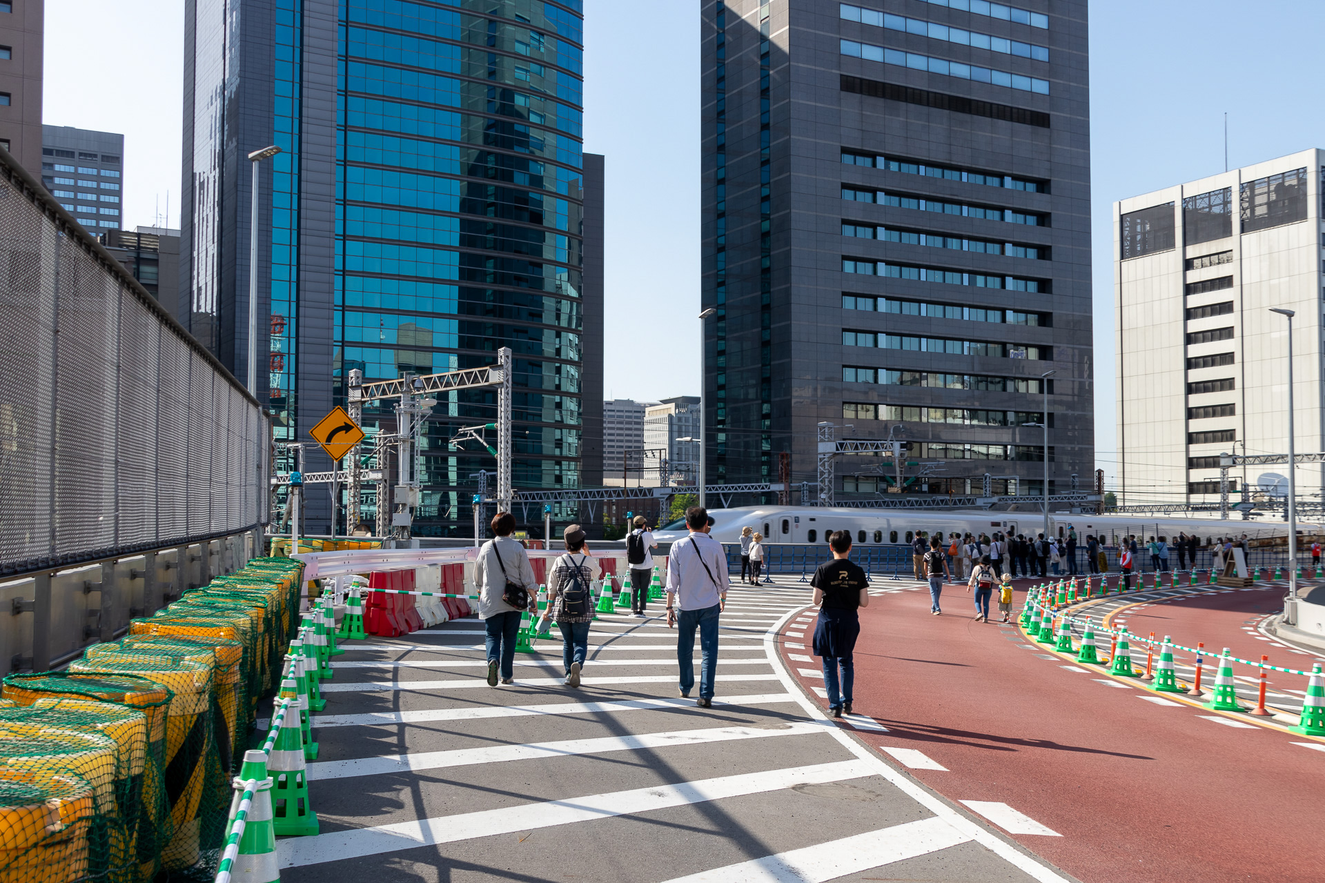 人が集まる場所には理由がある。走行中の新幹線を間近で見れるレアな機会