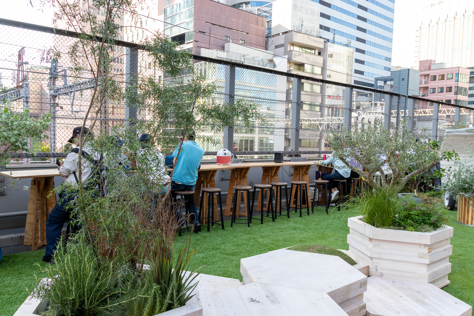 新しいKK線をイメージさせる休憩コーナーには多くの緑が置かれていた