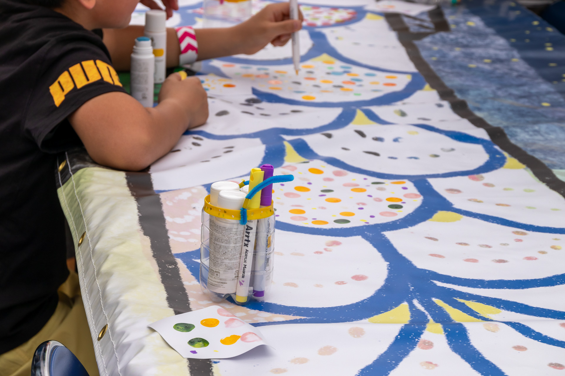 子供向けのワークショップではアートにチャレンジ