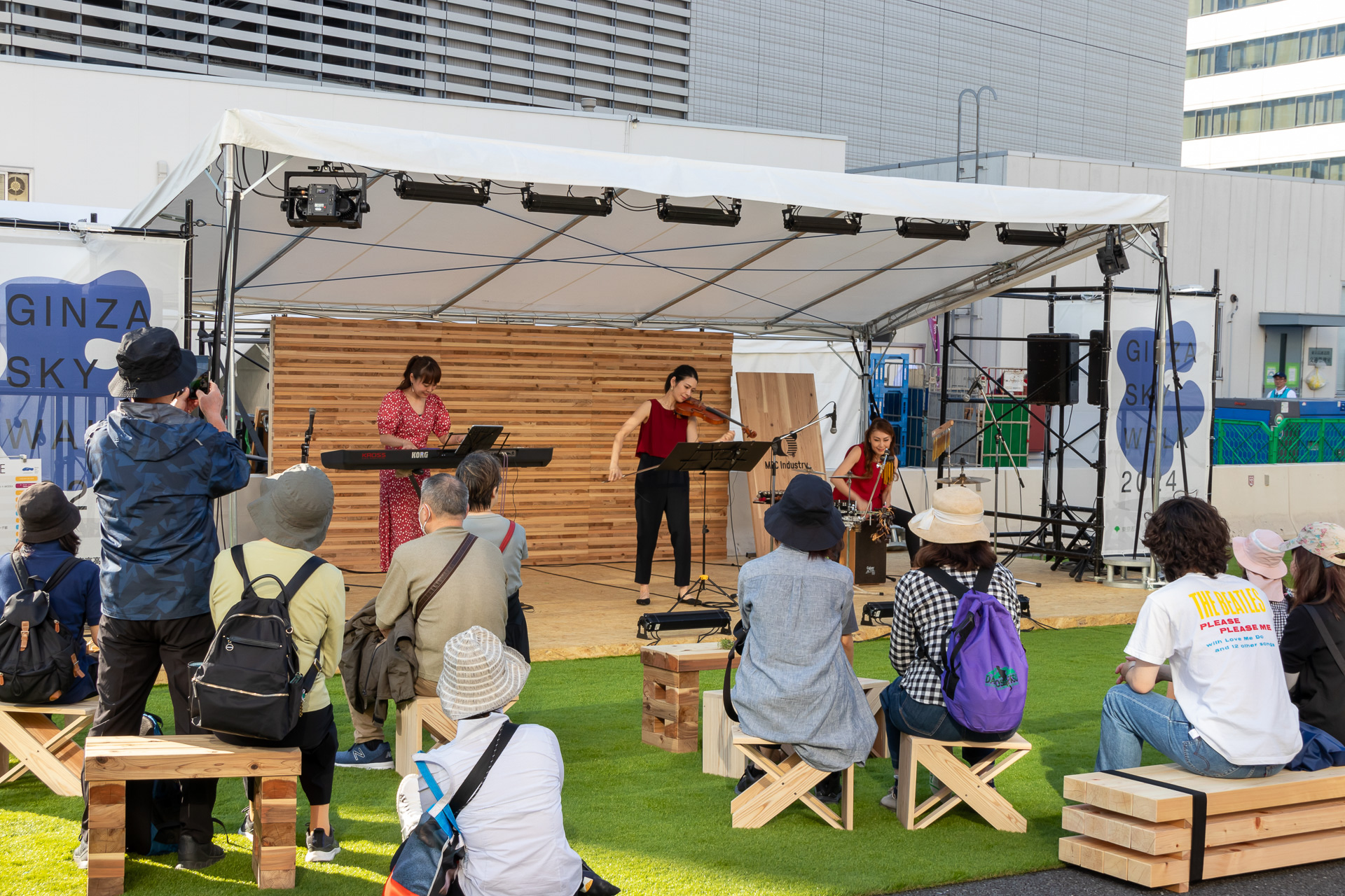 ステージではミュージシャンによる演奏が行なわれていた