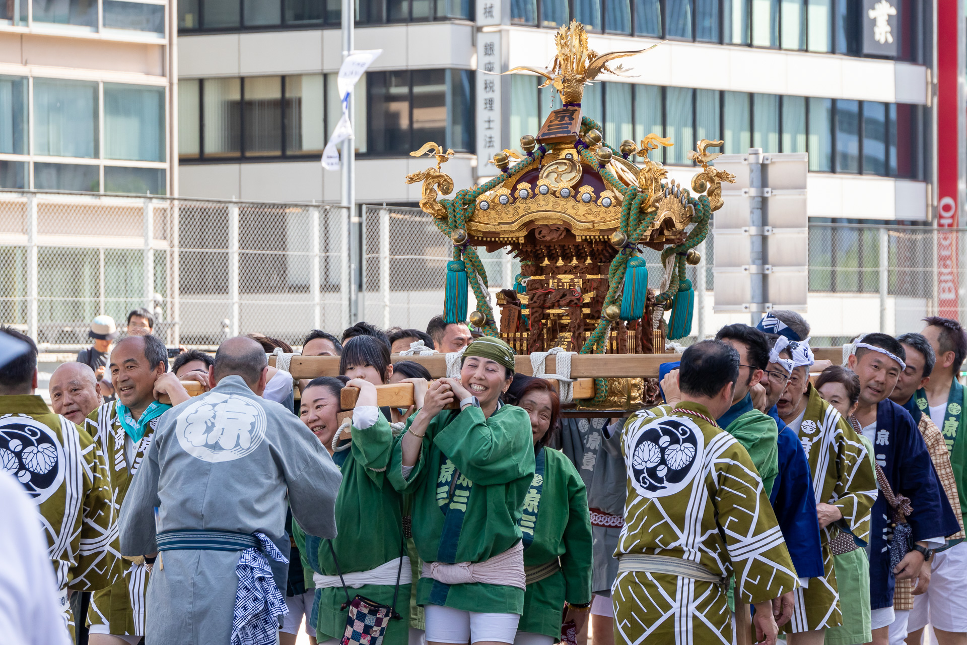 高速道路の上を神輿が進む光景に誰もが足を止める