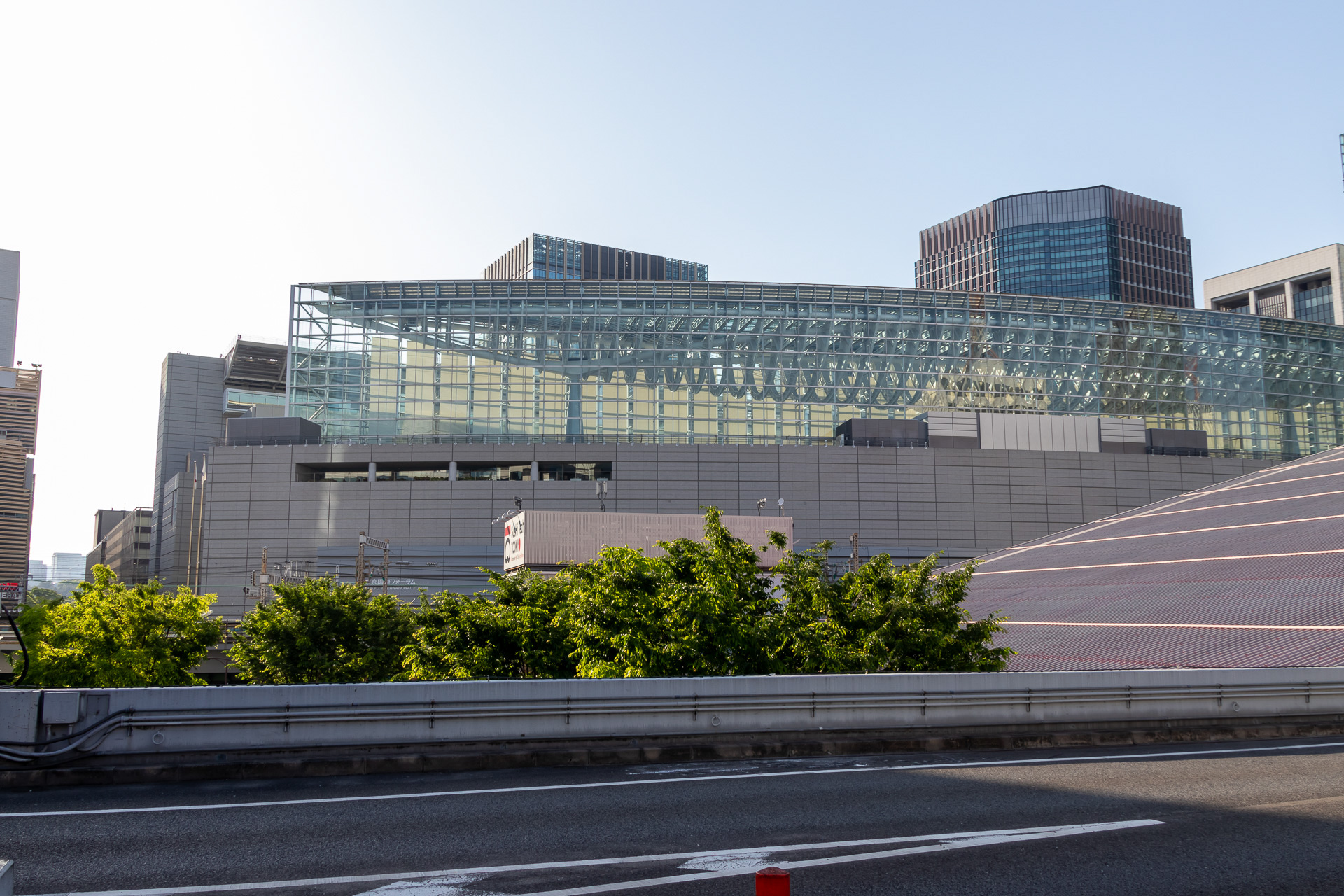 東京国際フォーラムの上層部の美しい形状がはっきり見渡せる