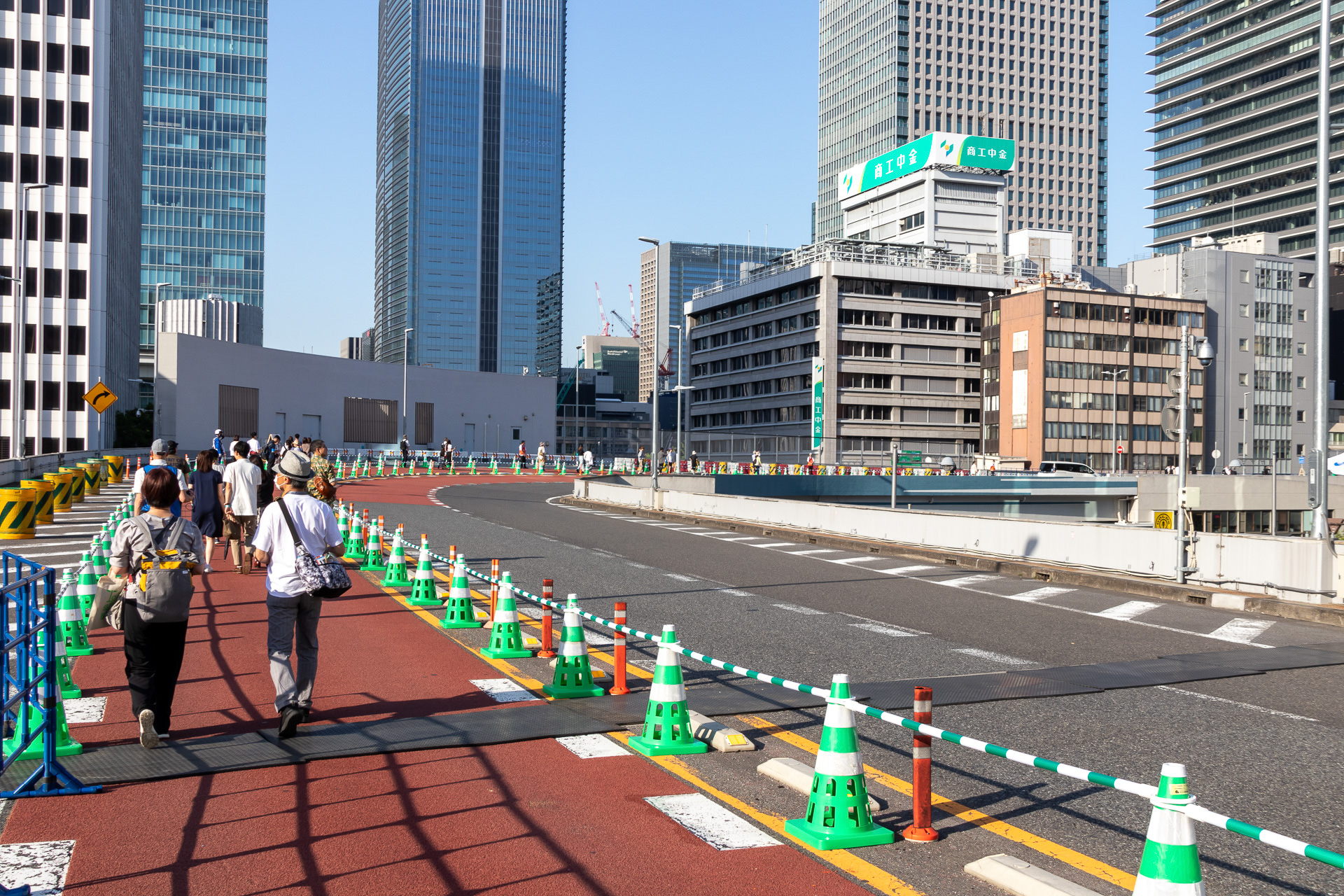 丸の内エリアに入ると大きな右カーブが出現。これもKK線らしい景色