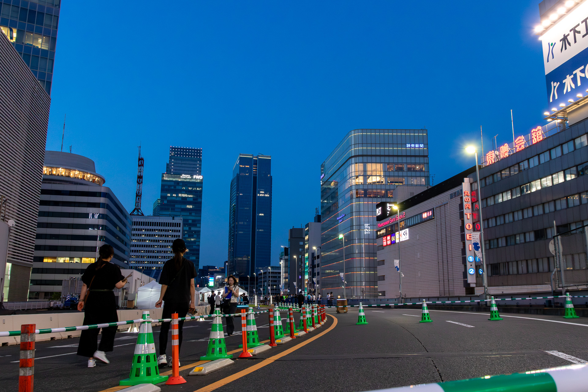 ネオンに明かりが灯り、昼間とは違う印象に