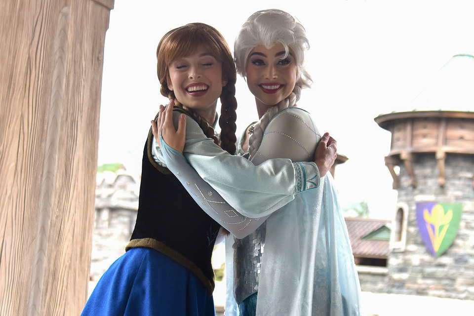 フローズンキングダム」でアナとエルサに会えた! 愛あふれる姉妹の姿 フローズンキングダム」でアナとエルサに会えた! 愛あふれる姉妹の姿