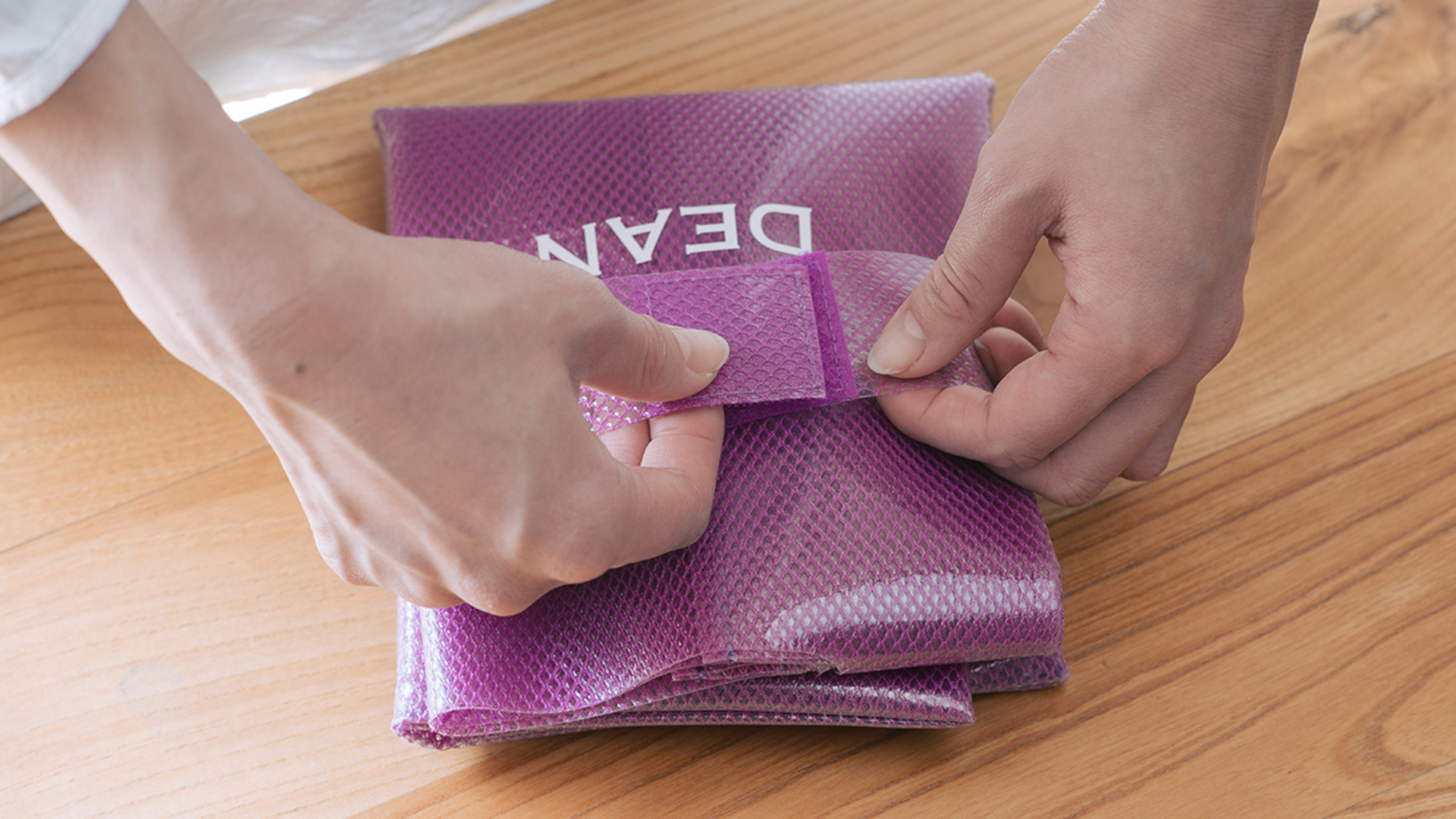 専用ベルトで留めてスマートに収納・携帯できる