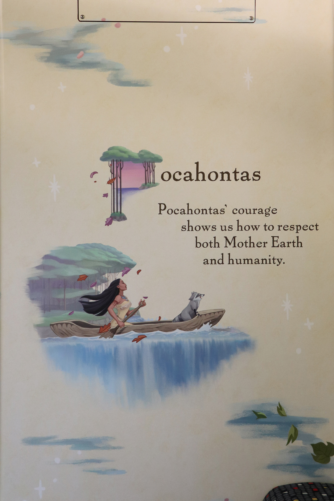 グリーンの車両にはピーターパンやポカホンタス、ミッキーマウスが描かれている