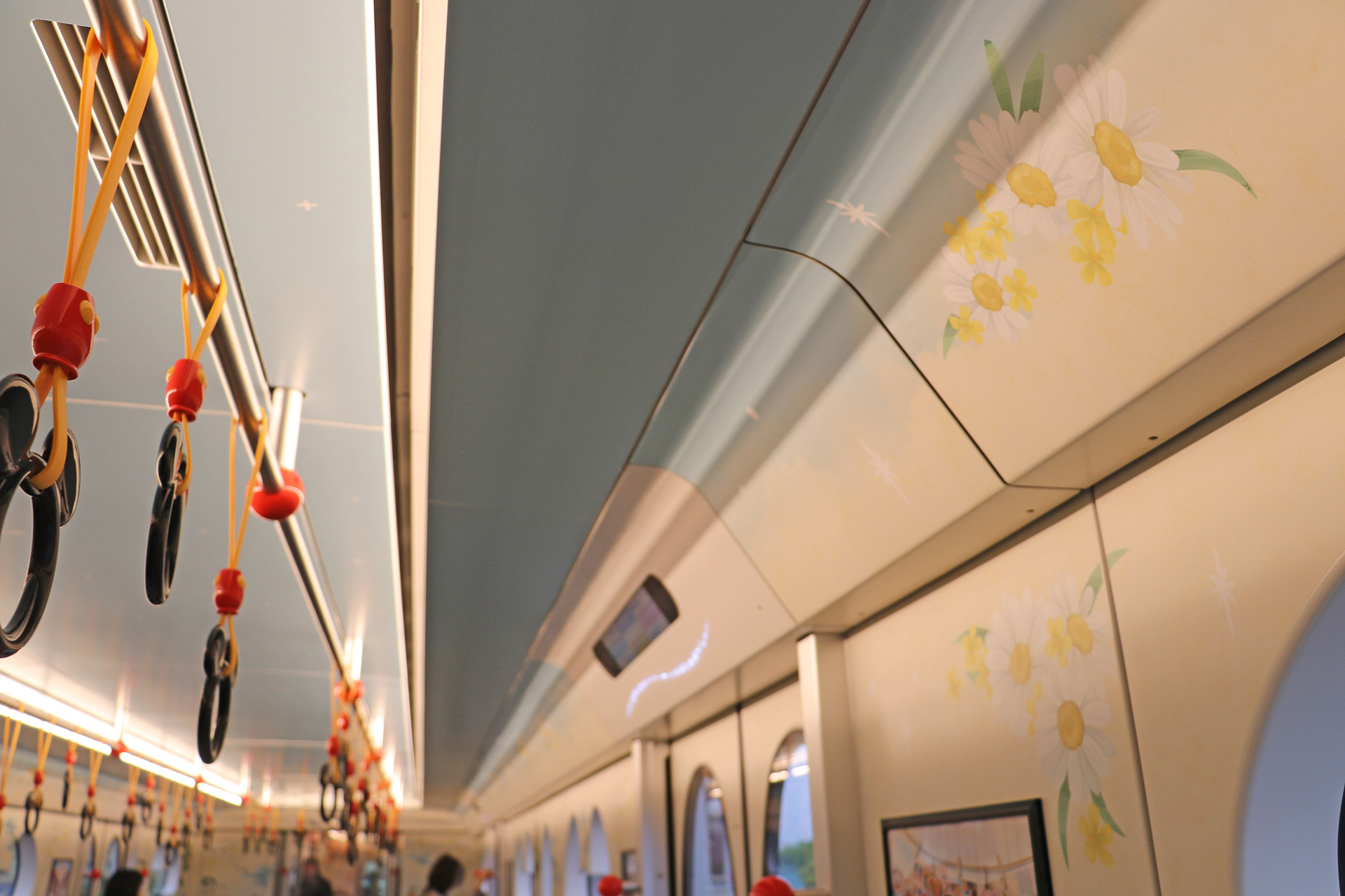 ブルーの車両にはアナとエルサ、シンデレラやバンビのキャラクターが描かれている