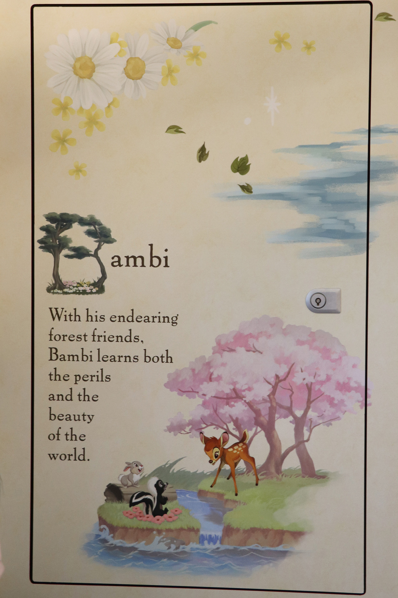 ブルーの車両にはアナとエルサ、シンデレラやバンビのキャラクターが描かれている