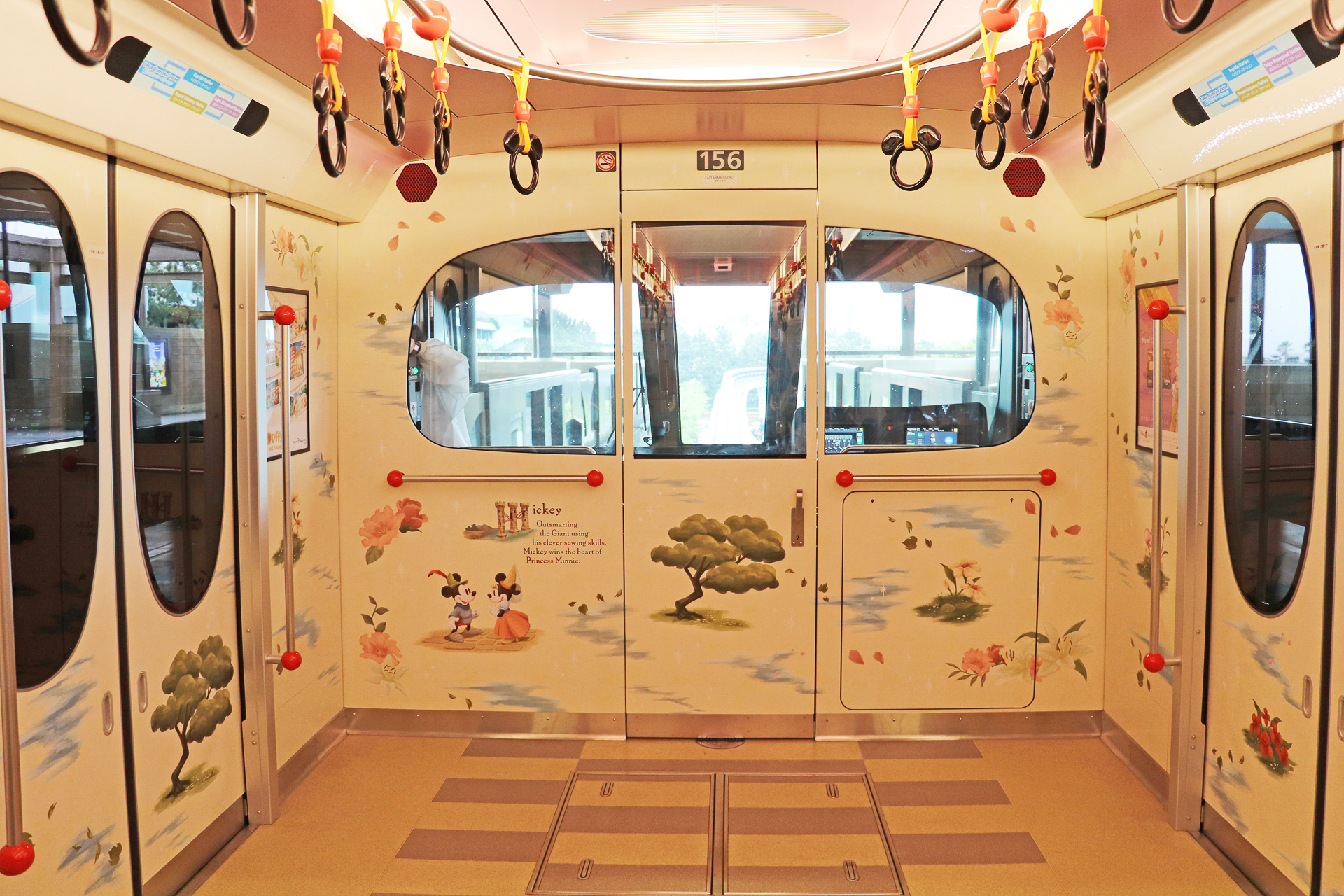 車内も隅々までファンタジースプリングスの世界観の内装に