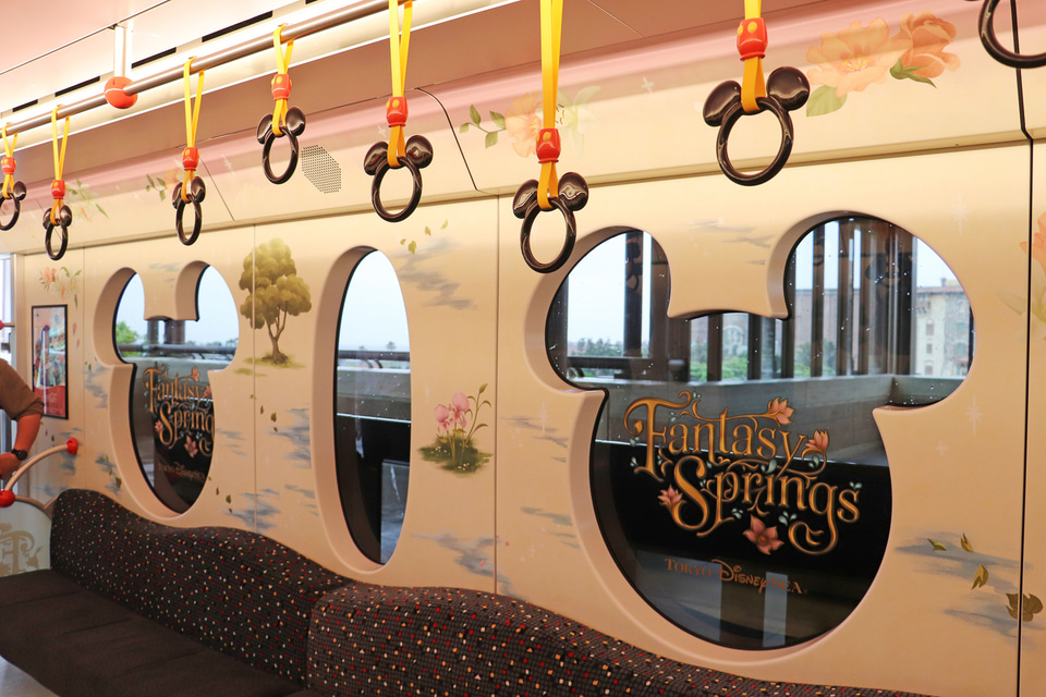ファンタジースプリングス 公式】ファンタジースプリングスをテーマとした特別塗装機「JAL