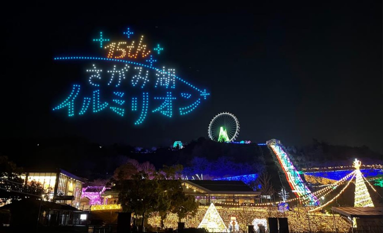 ドローンが夜空に模様を描くイメージ