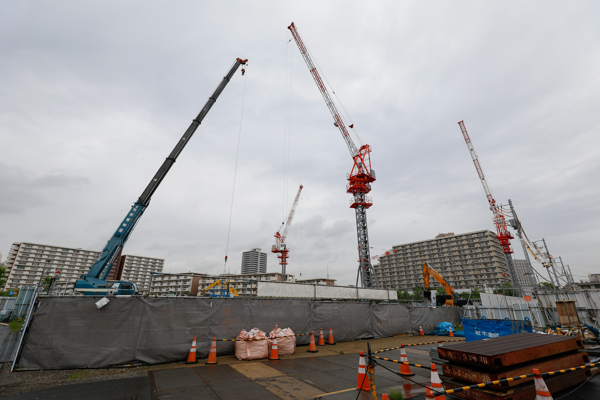 大規模改良工事が進行中の南砂町駅。地上は工事現場や工事ヤードなどがあり、その間を縫うようにして仮通路が設けられている