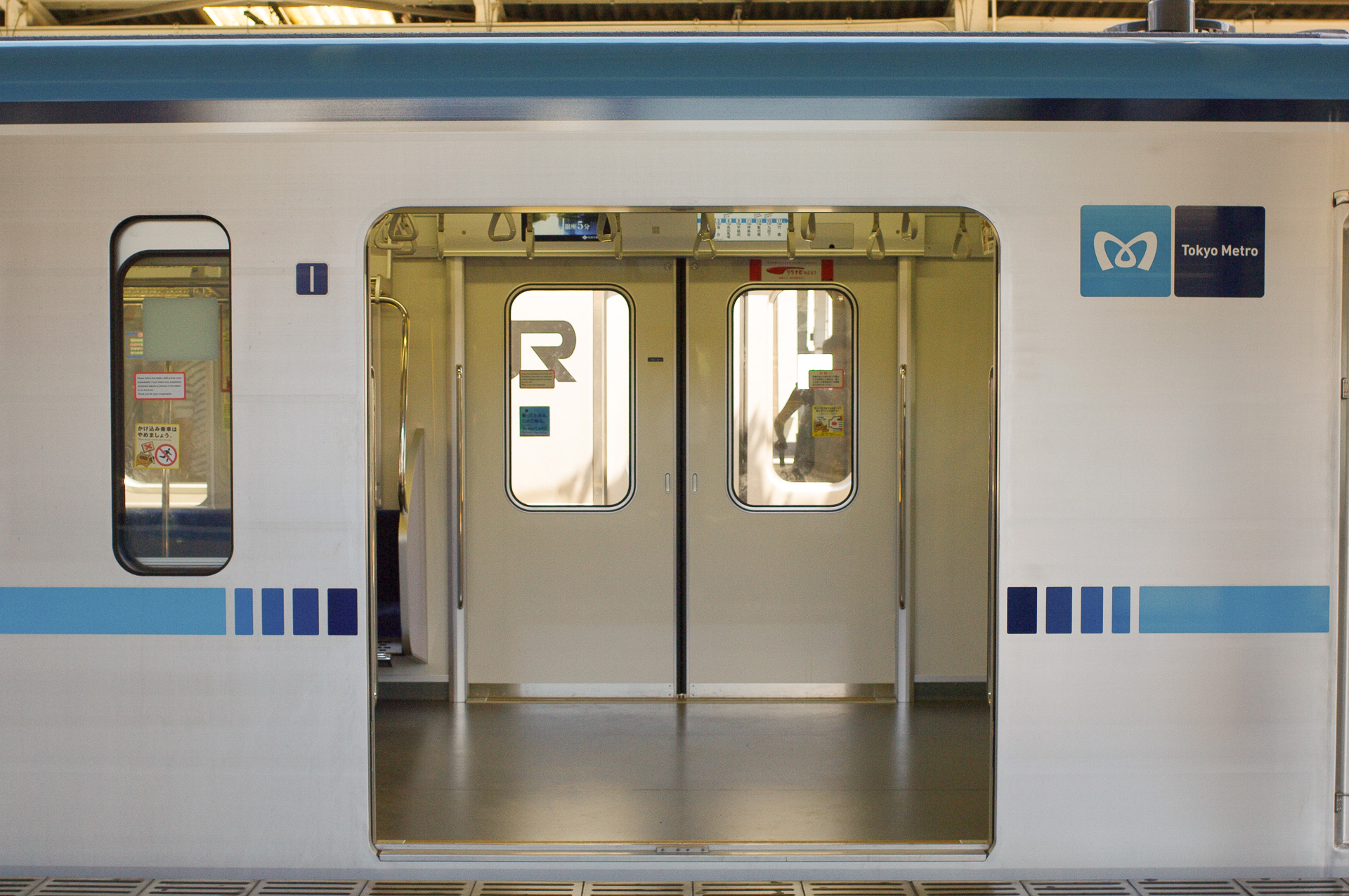 東西線の主力・15000系電車は、一般的な1300mmよりも幅が広い1800mmの開口幅を持つ、いわゆるワイドドア車。これは乗降の迅速化が狙い