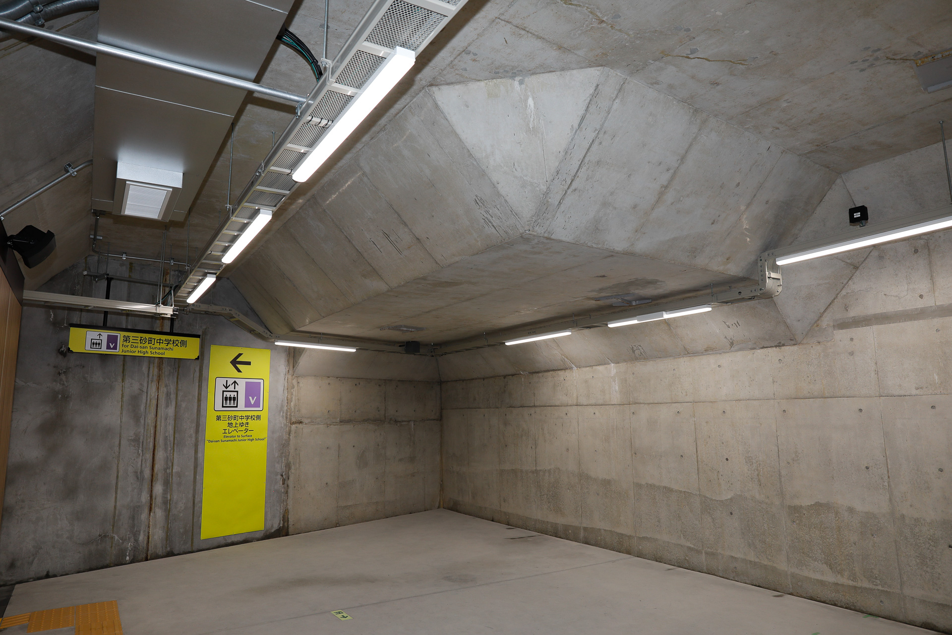 その反対側には、地上に出るためのエレベーターの1つがある。天井に大きな張り出しがあるのは、ほかの地下構造物との兼ね合いと思われる