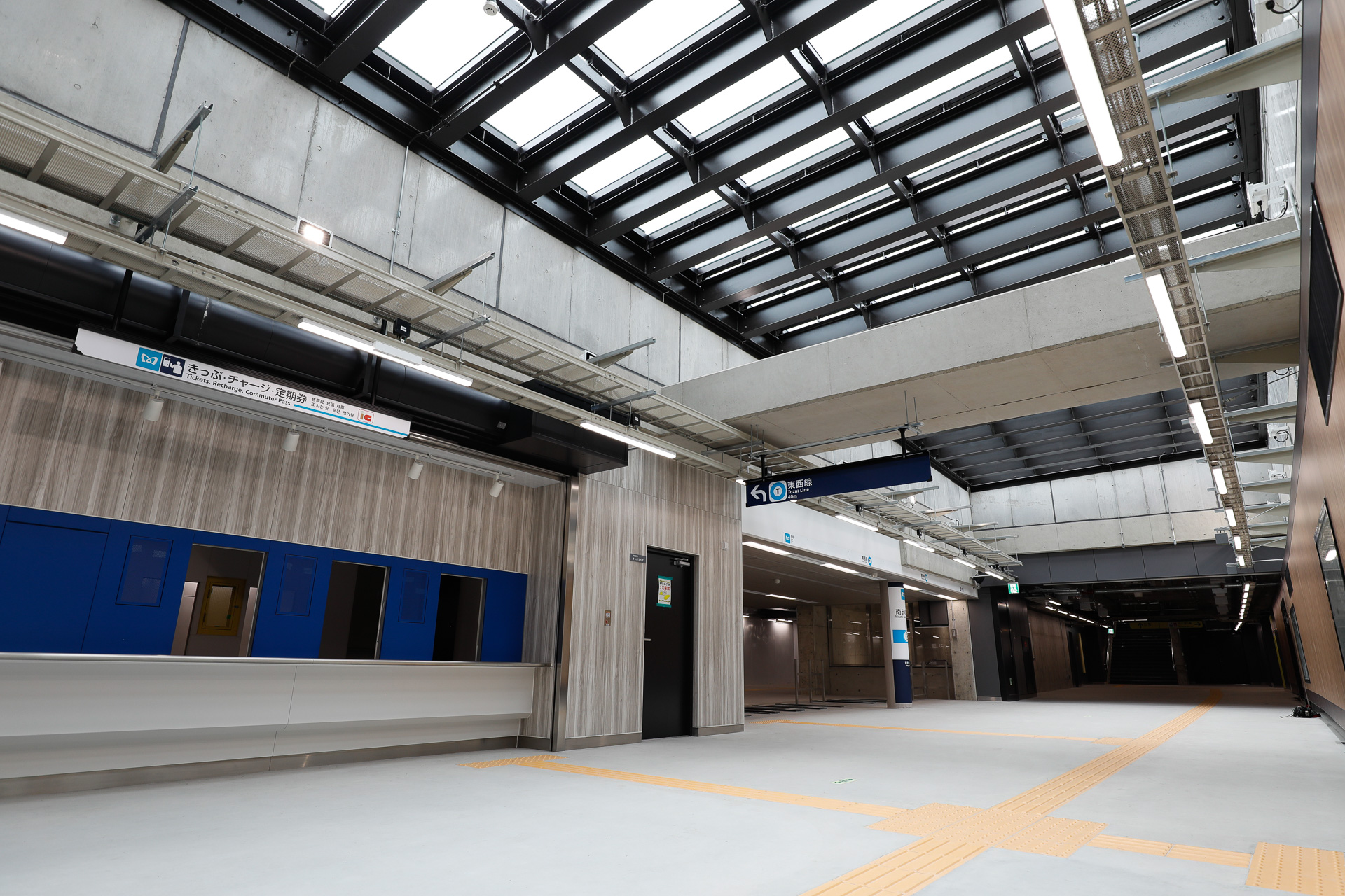 新しい改札口・券売機設置エリア。左手に自動券売機が並ぶ。ここの天井には、地上から光が入る天窓を設けてあり、これをトップライトという。自動改札機は7通路となる