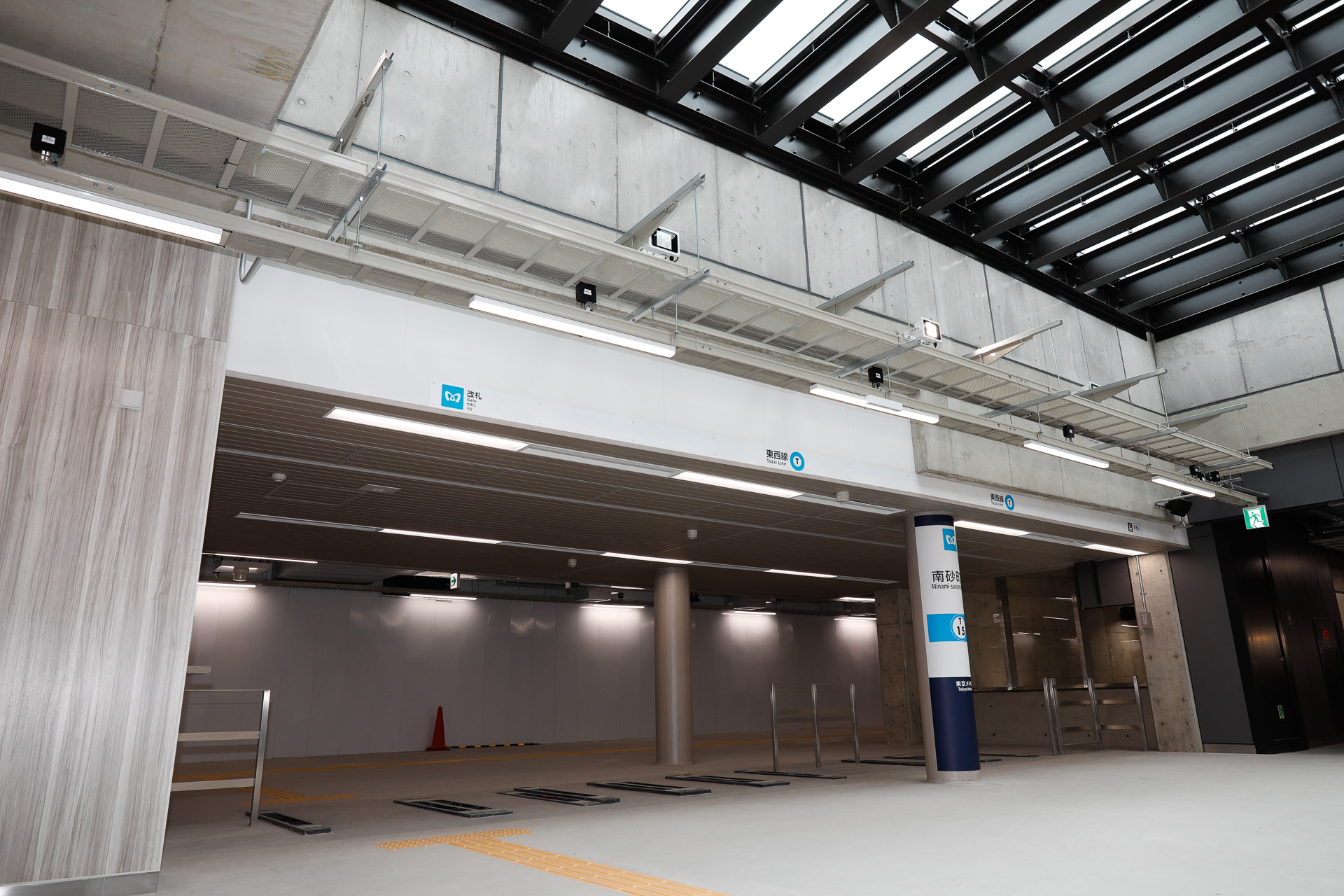 まだ自動改札機と自動券売機は設置されていない。これは、切替工事の際に今の駅から移設するため。現行の改札口は東西両方とも閉鎖になるので、機器がごっそり移動することになる