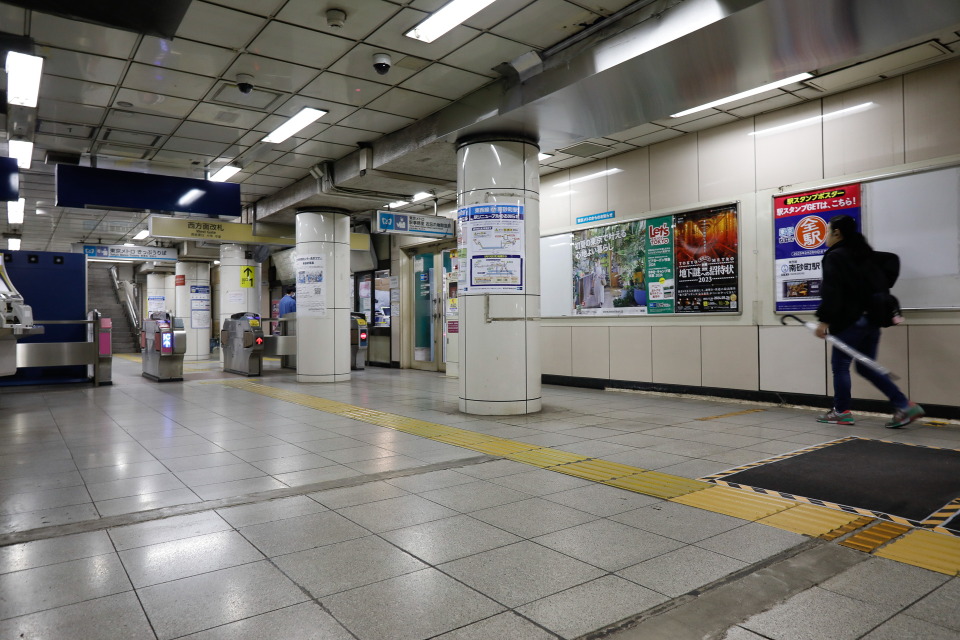 こちらは切替工事前の中野方改札口（旧1番出口に通じる）。自動改札機は3通路（反対側の西船橋方にある改札は5通路）