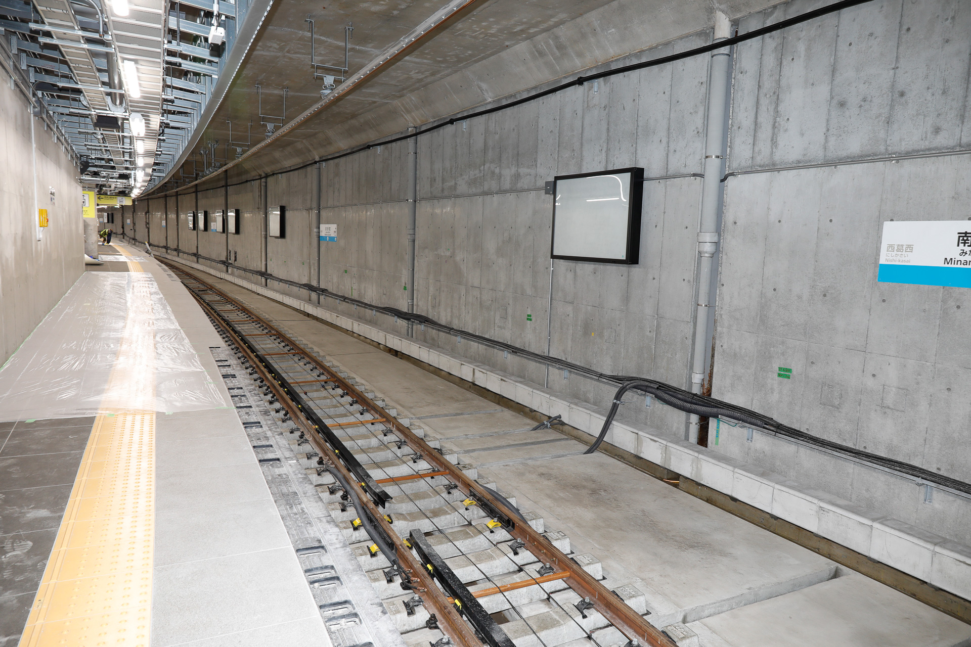 新しいB線ホームの西船橋方。切替の時点では可動柵は設置されず、後日の設置となる