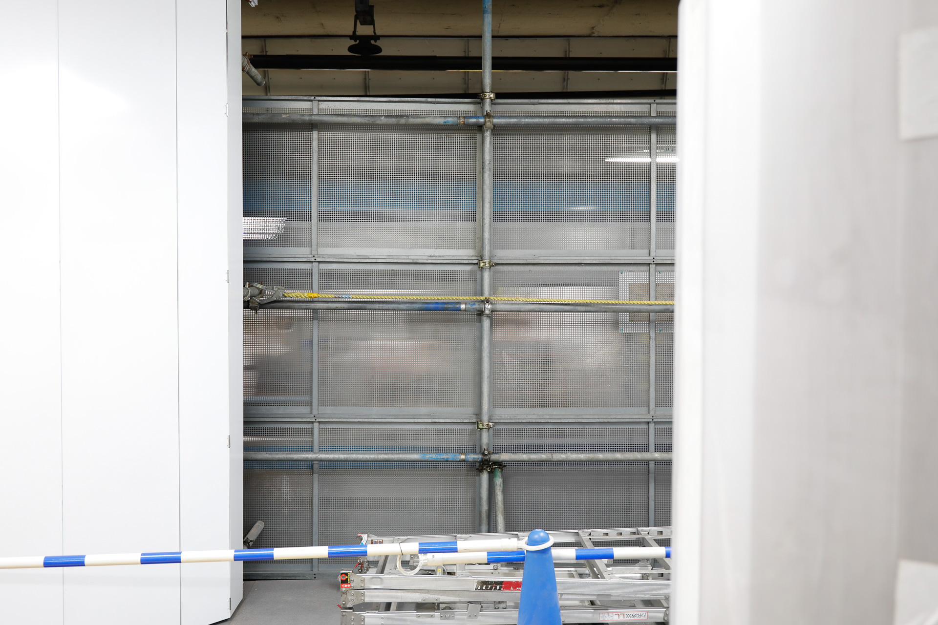 新しいB線ホームと既存ホームの間にいくつか通路を設けて、行き来を可能にする。そのため、仮囲いに設けられた開口がこれ。向こう側を電車が通過しているのが分かる。切替工事のあとは、ここに線路をまたぐ通路ができる