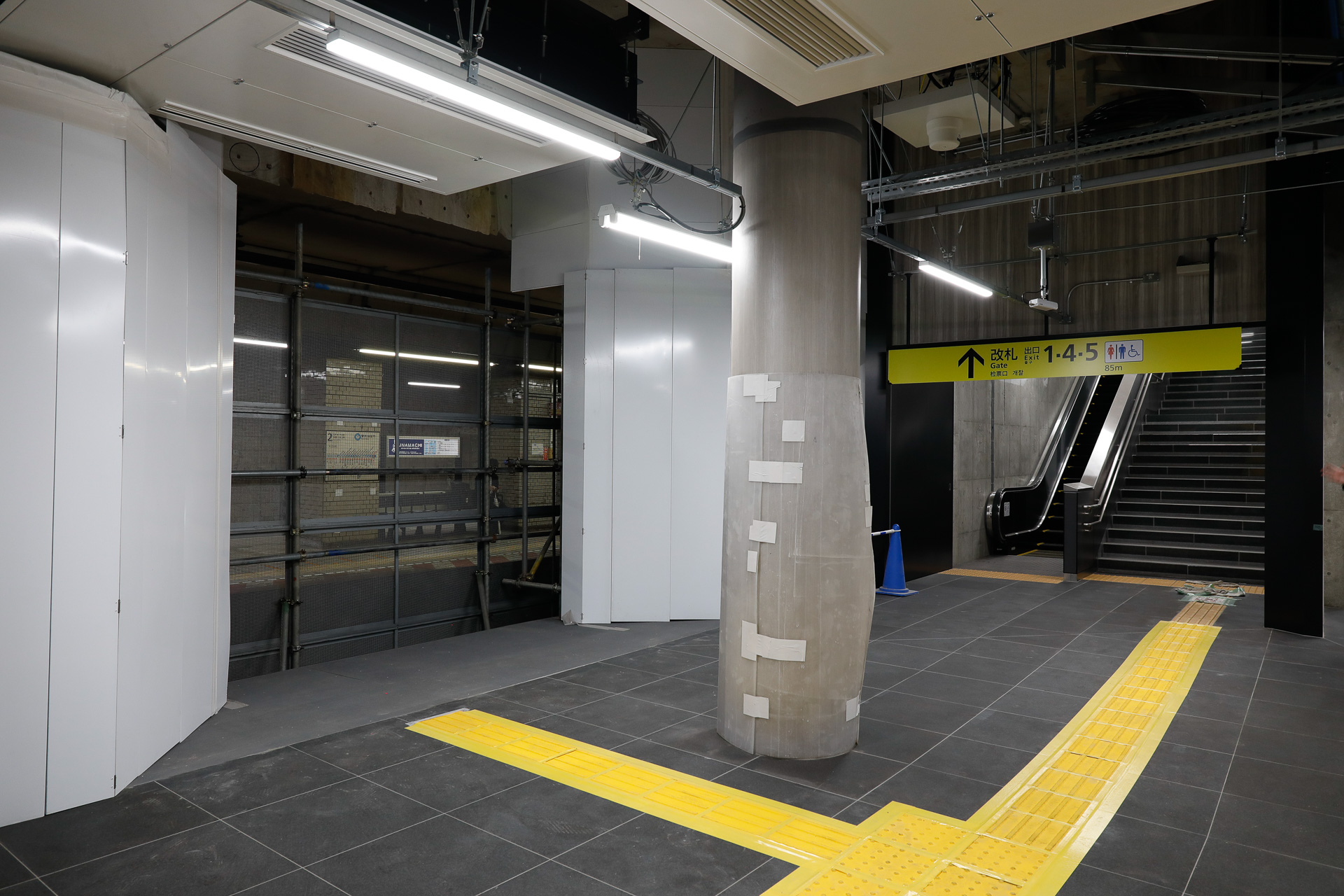 別の場所で。防護ネットの向こう側に既存ホームが見える