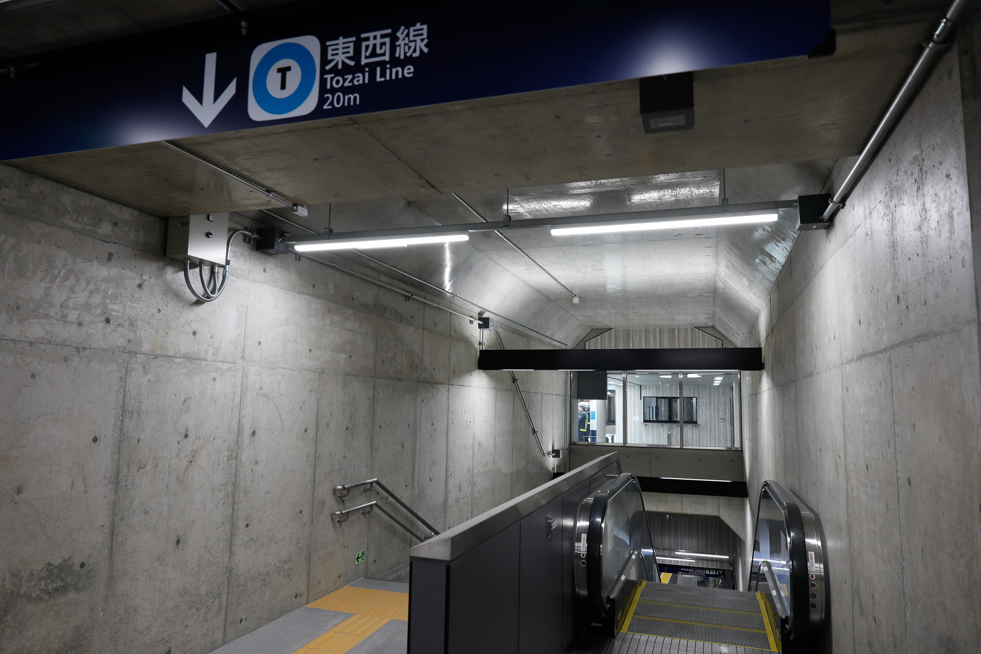 ホームと改札を結ぶ階段・エスカレーターの上がガラス張りになっていて、その向こう側に改札が見える。地下駅について回る、閉塞感を緩和するための工夫か