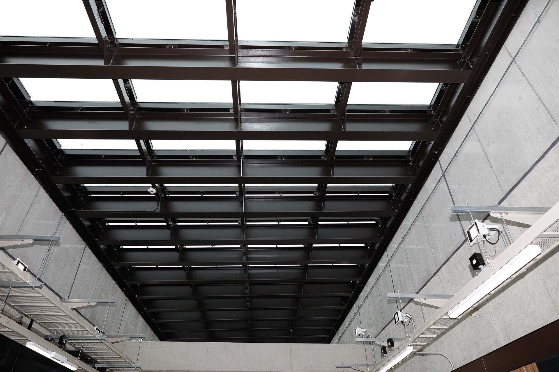 こちらは改札を出たところの天井にあるトップライト。暗さや閉塞感を抑えられるだけでなく、照明の節電にもつながるかもしれない