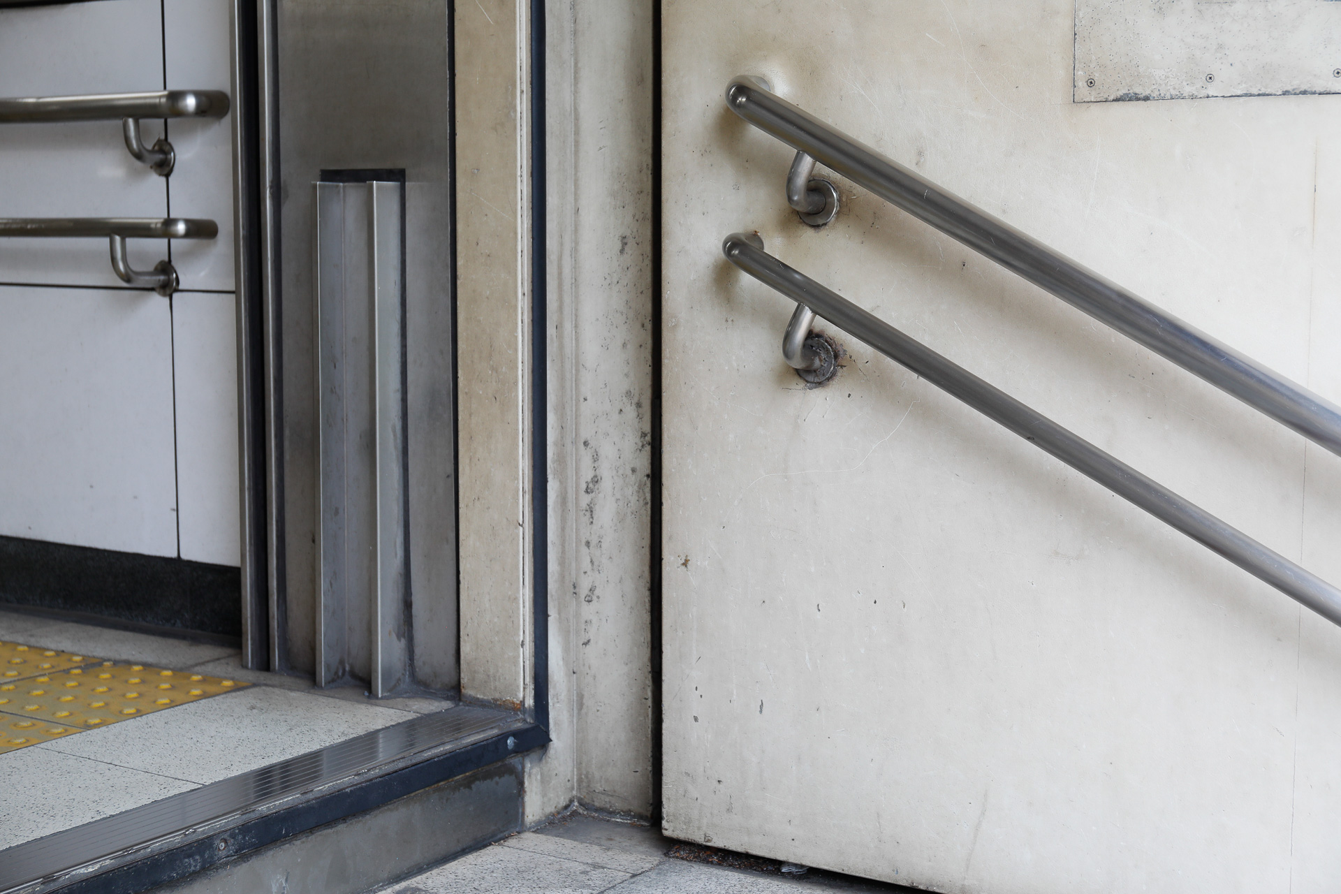 これも東陽町駅。浸水を防止するための頑丈な扉があり、その内側には駅構内への浸水を防ぐため、防潮板を設置するための溝がある