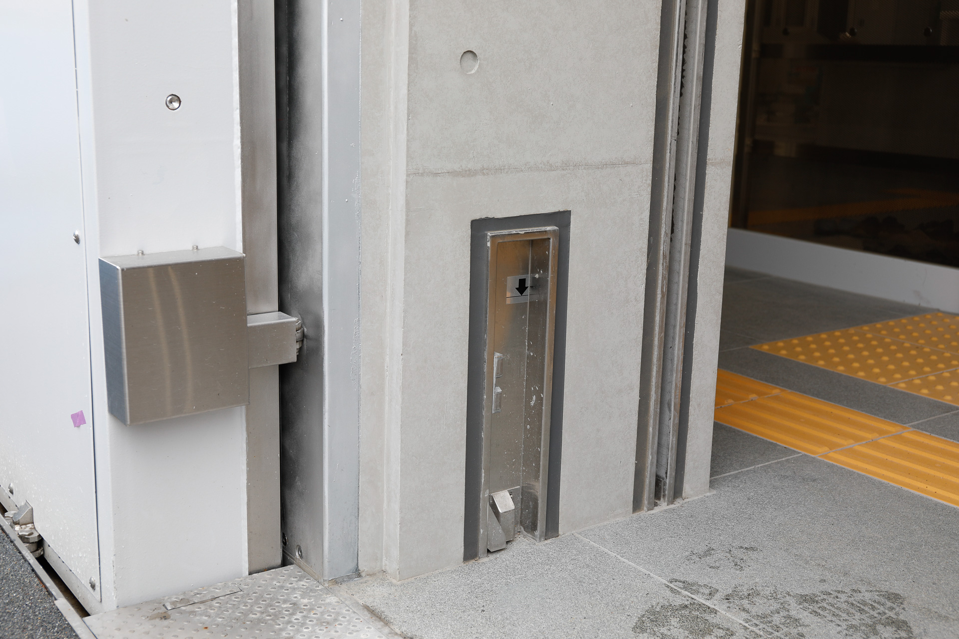 こちらは南砂町駅の新しい1番出口。東陽町駅と同様に、防潮板をはめ込むための溝がある