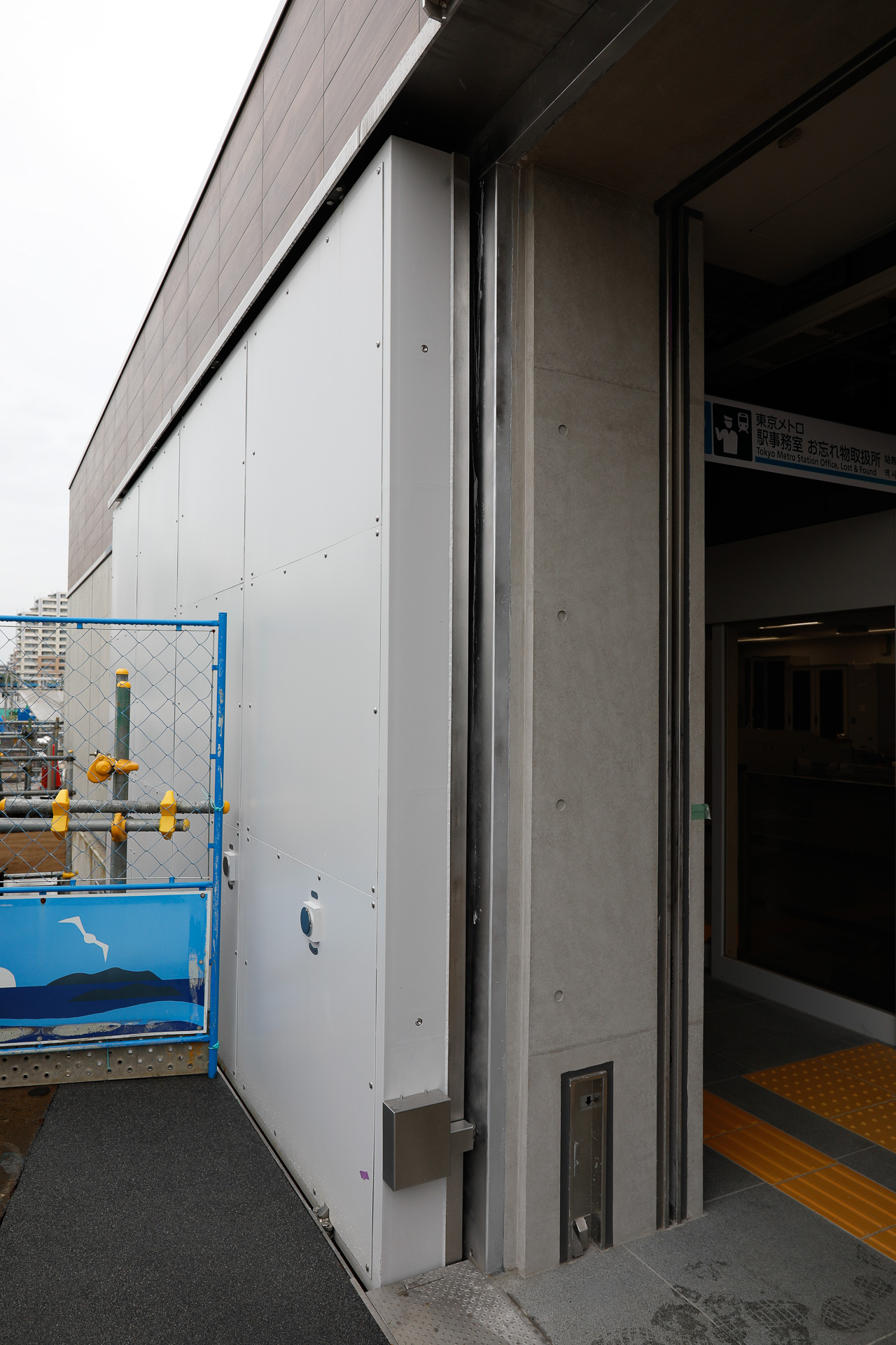 さらに、スライド式の頑丈な扉が設けられている