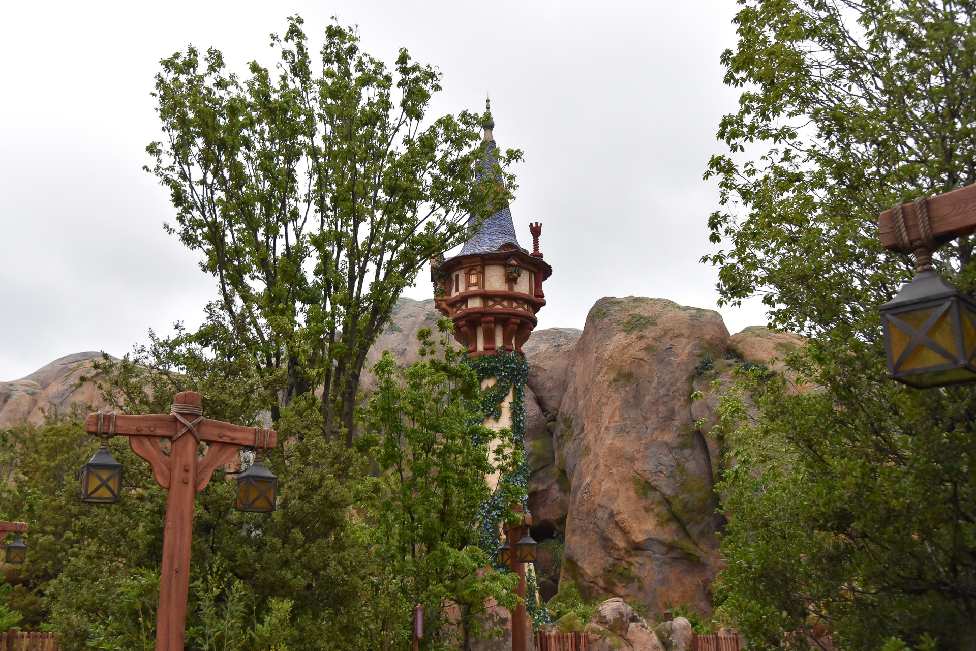 映画に登場するかわいらしい塔が森の向こうに建っています