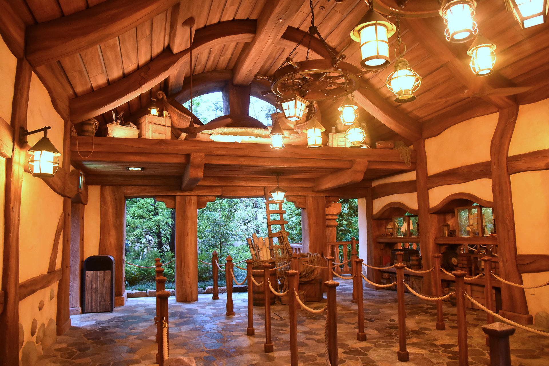 ボートハウスのなかへと進みます