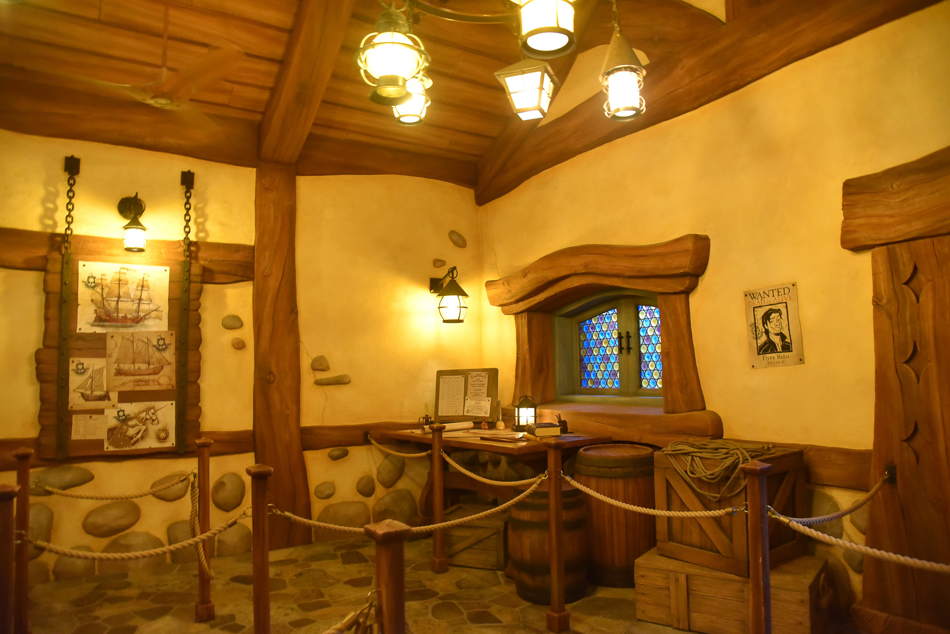 指名手配ポスターとともに、向こうには作業台も