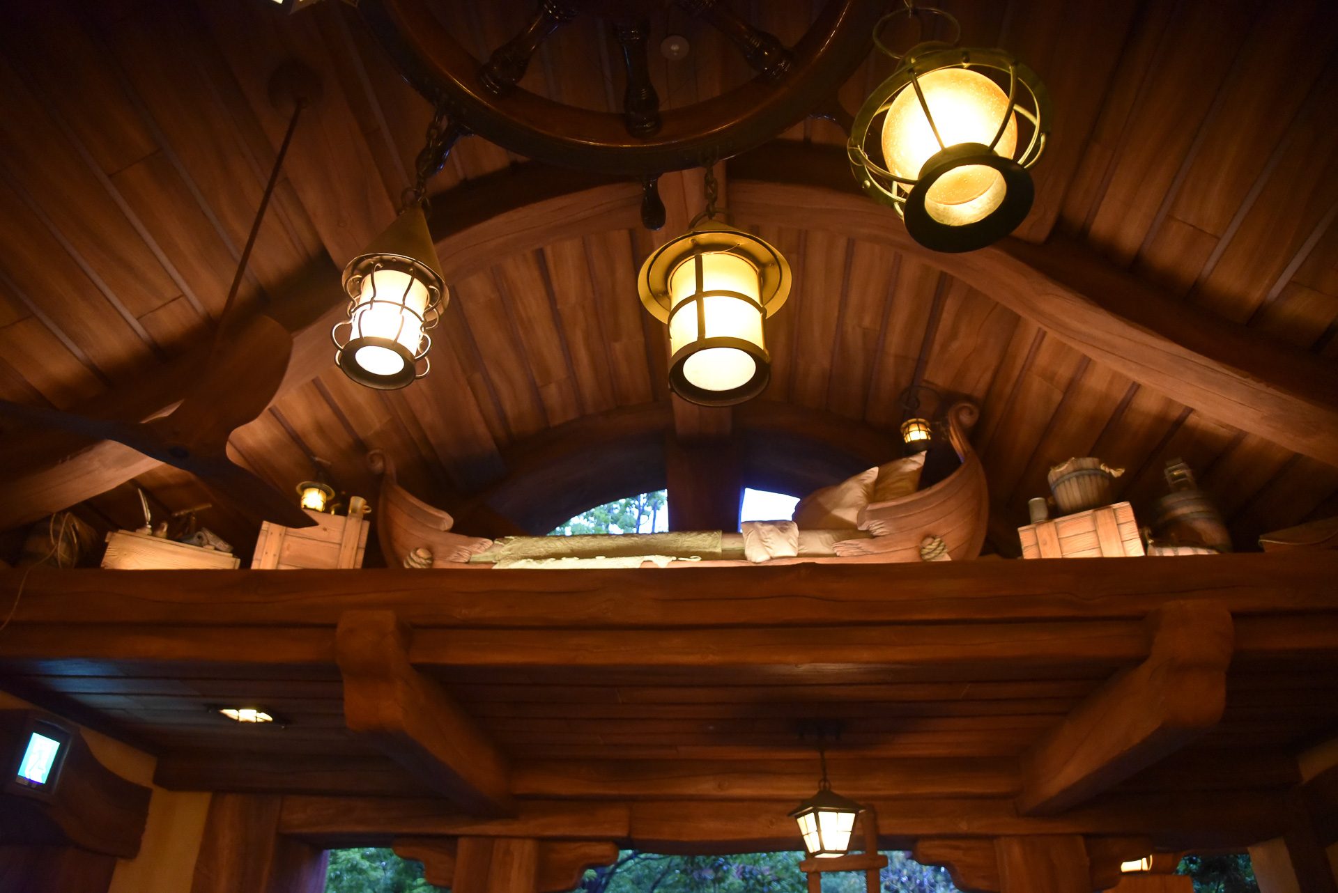 頭上には改造してベッドにした船も