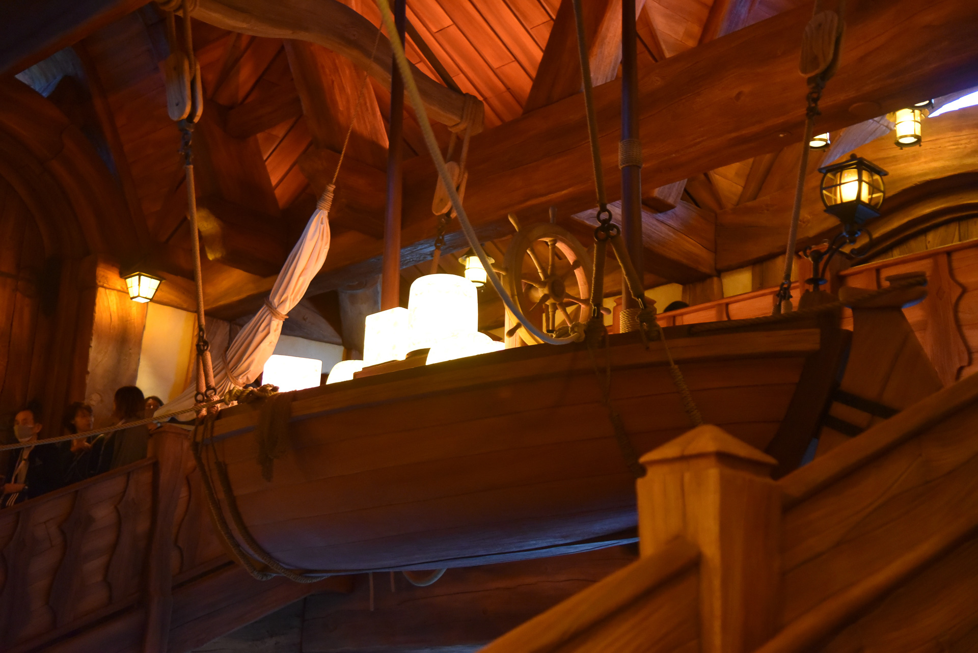 なにやら光るものが！　出発準備が着々と進んでいることが理解できるはず