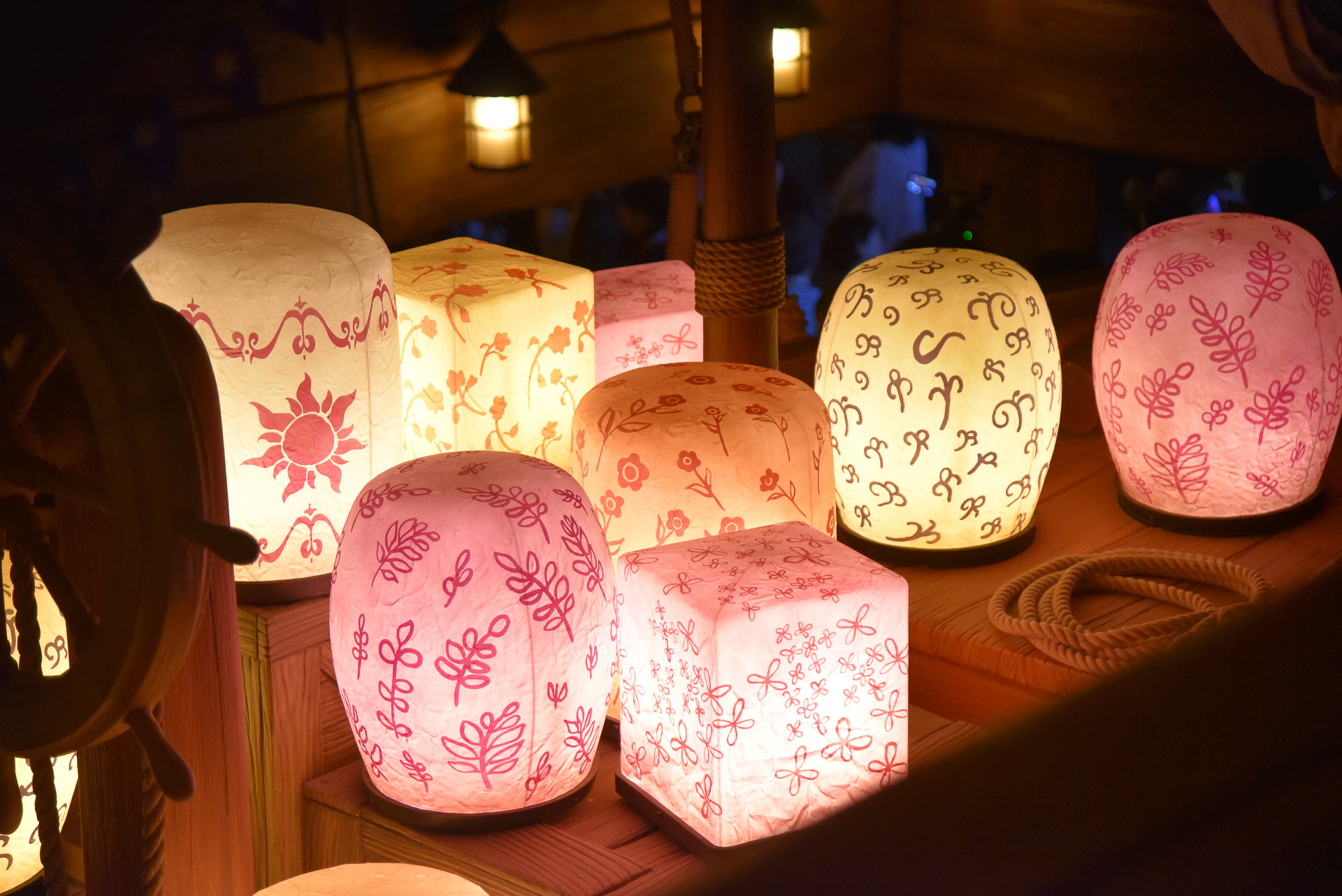 さまざまなデザインのランタンでした