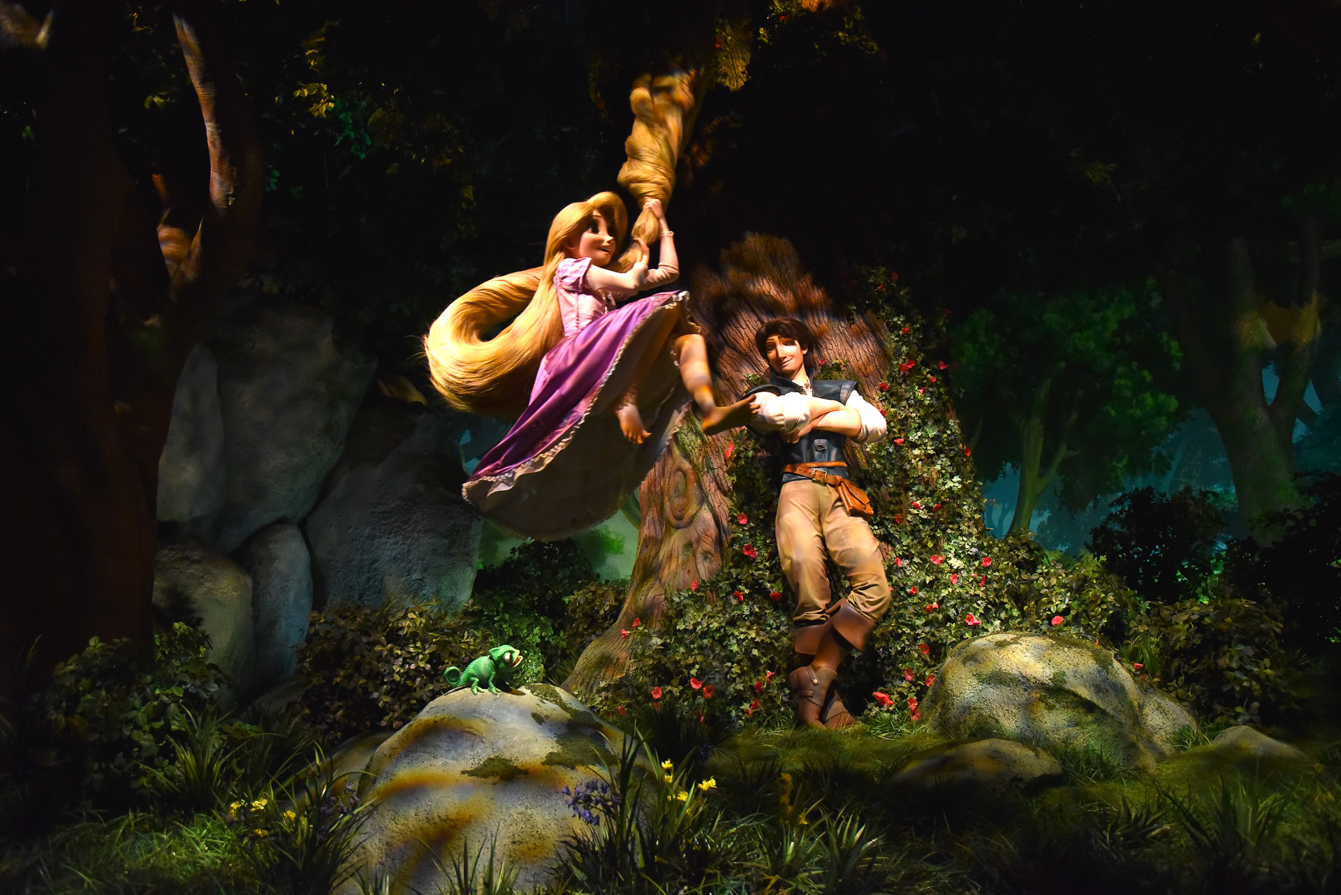 「最高の日」のシーンでは、魔法の髪にぶら下がりはしゃぐラプンツェルも