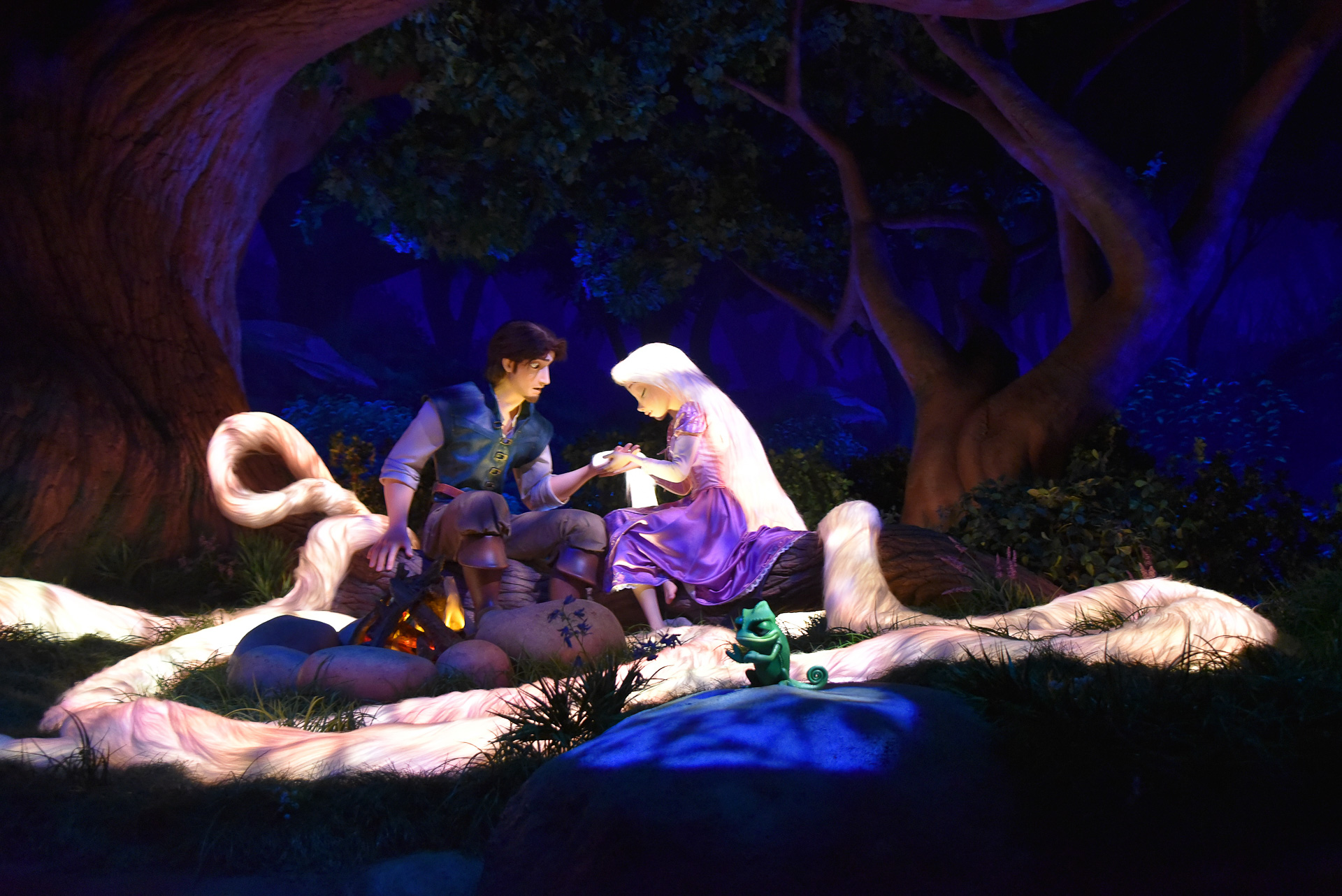 「魔法の花」を歌うことで、傷が癒えていく様子が描かれます