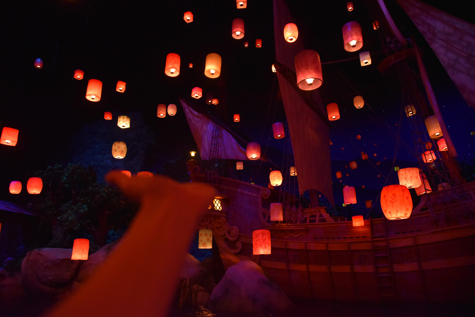 手を添えるふうにポーズすると自分で放っているような気分にも